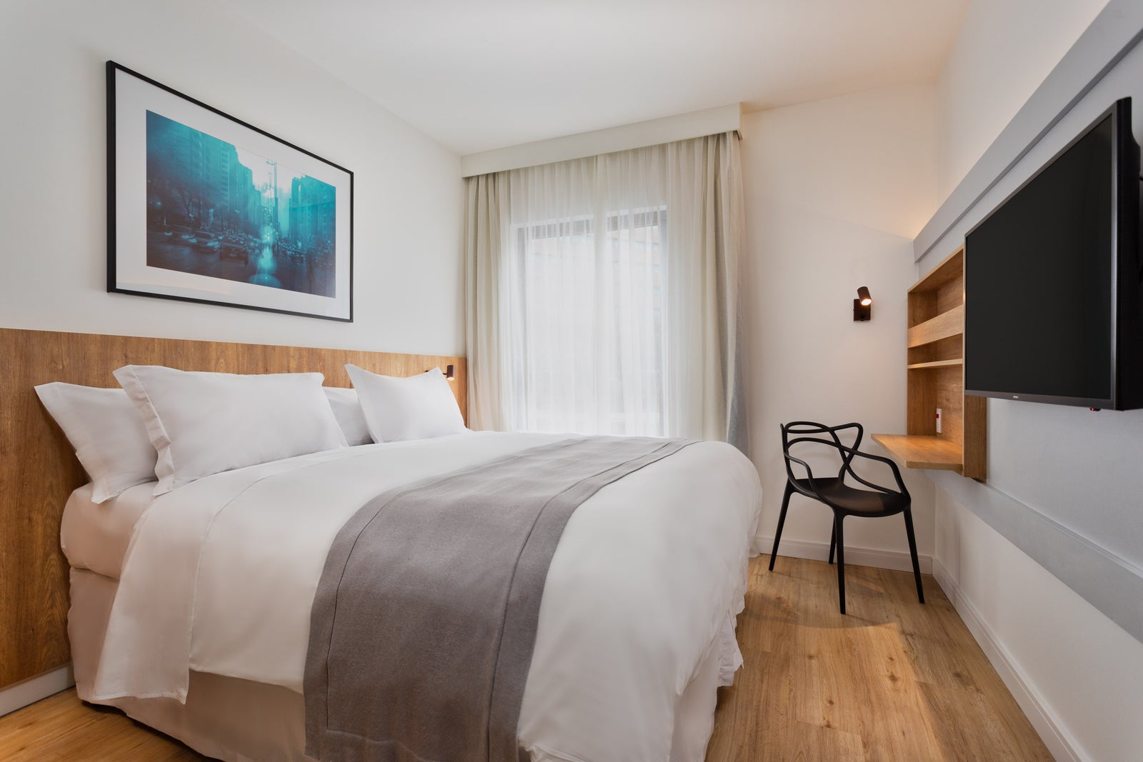 Fotógrafo de arquitetura especializado em interior design. Serviço de fotografia orientado para hotéis, restaurantes, espaços coworking, Airbnb, construtoras, imobiliárias, arquitetos e decoradores. As fotografias são utilizadas para criar um “sentimento” que nenhum texto/descrição ou qualquer outro elemento racional possa transmitir. Boas fotos podem fazer uma grande diferença a favor da sedução e atração dos seus clientes.