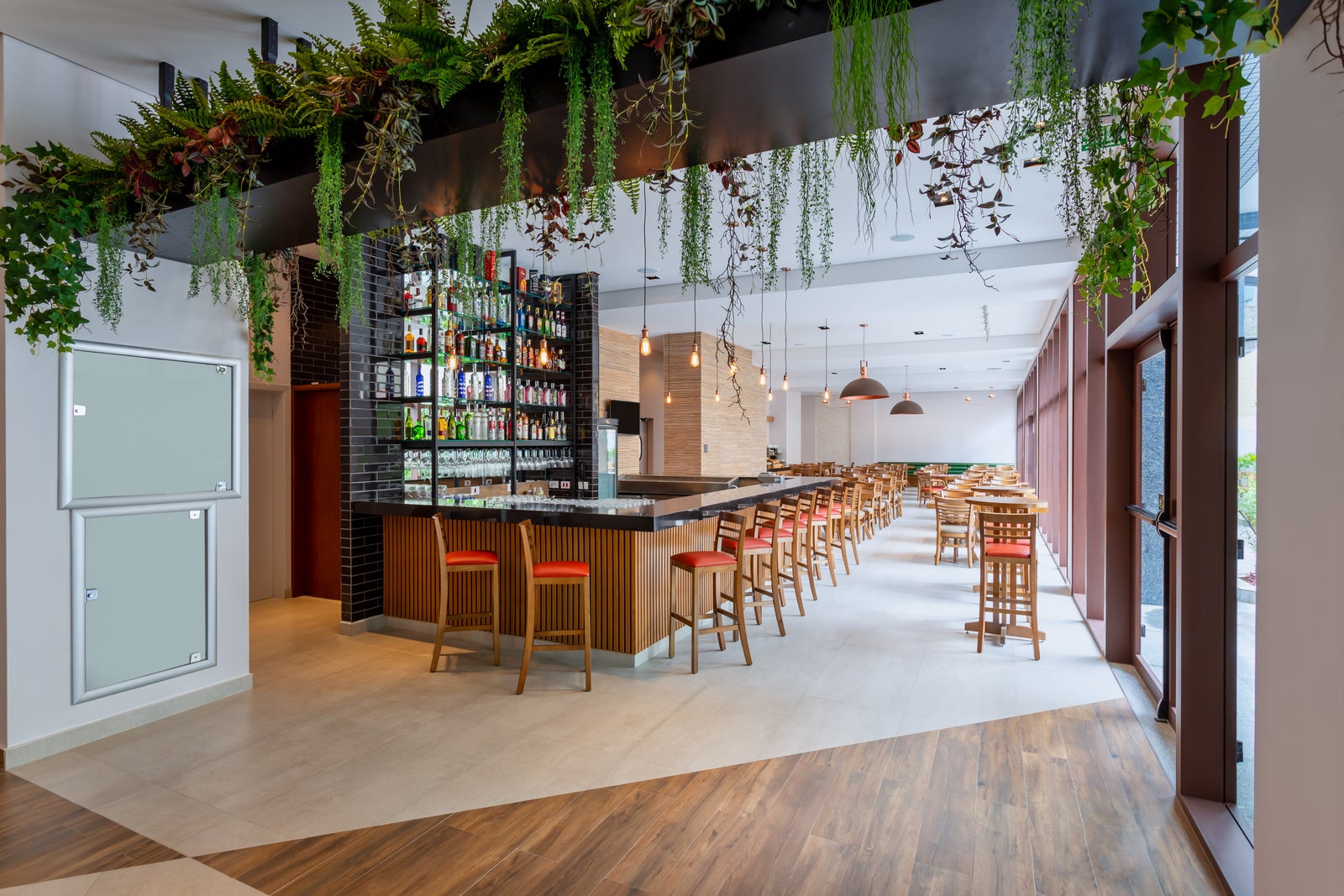 Fotógrafo de arquitetura especializado em interior design. Serviço de fotografia orientado para hotéis, restaurantes, espaços coworking, Airbnb, construtoras, imobiliárias, arquitetos e decoradores. As fotografias são utilizadas para criar um “sentimento” que nenhum texto/descrição ou qualquer outro elemento racional possa transmitir. Boas fotos podem fazer uma grande diferença a favor da sedução e atração dos seus clientes.