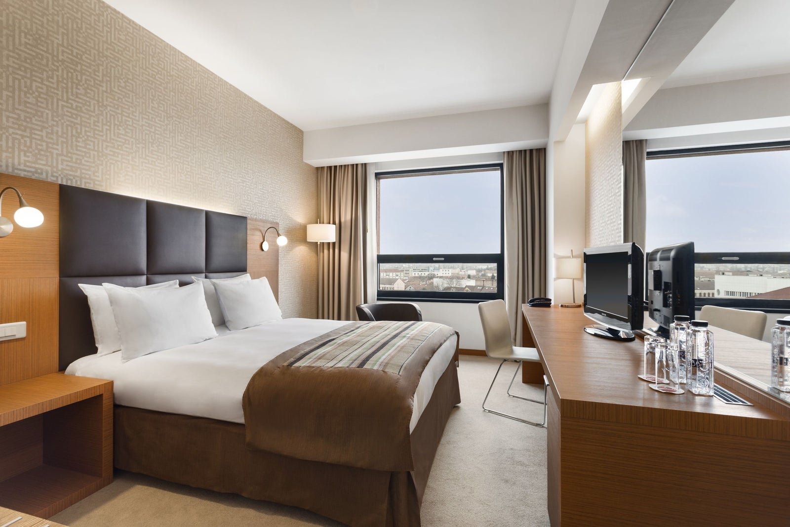 1 Queen Bed Business Class Room