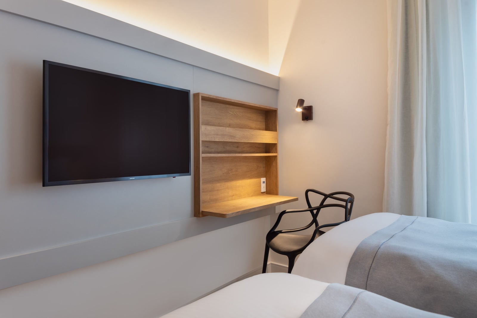 Fotógrafo de arquitetura especializado em interior design. Serviço de fotografia orientado para hotéis, restaurantes, espaços coworking, Airbnb, construtoras, imobiliárias, arquitetos e decoradores. As fotografias são utilizadas para criar um “sentimento” que nenhum texto/descrição ou qualquer outro elemento racional possa transmitir. Boas fotos podem fazer uma grande diferença a favor da sedução e atração dos seus clientes.