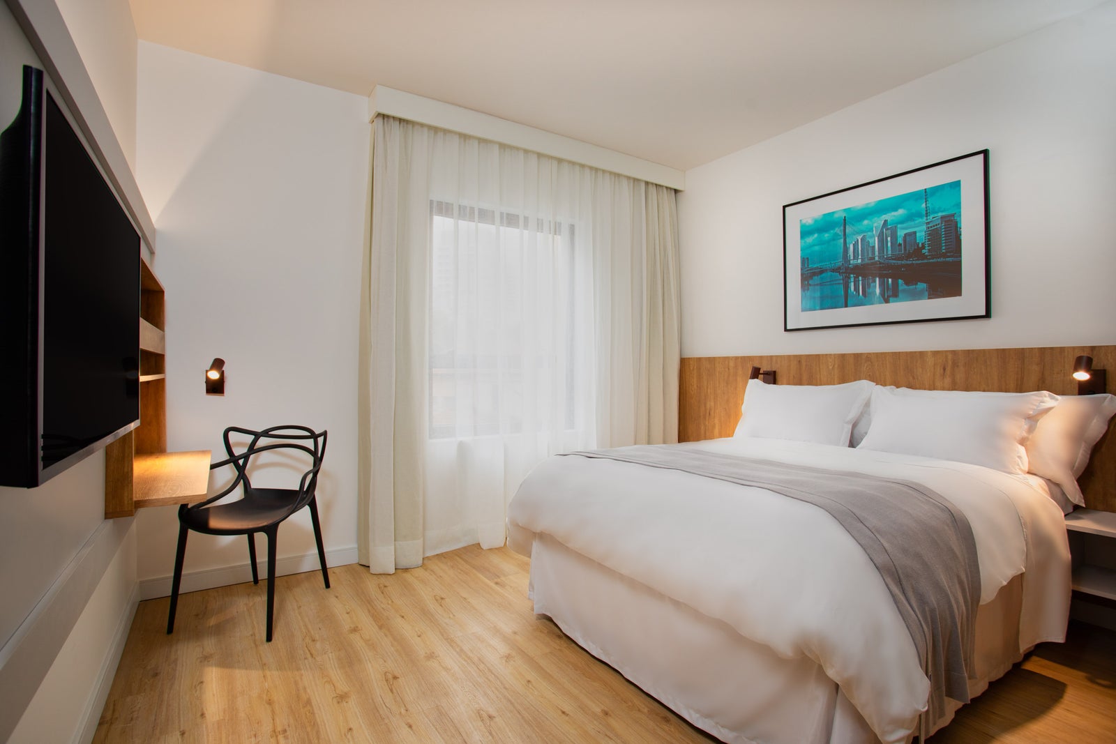 Fotógrafo de arquitetura especializado em interior design. Serviço de fotografia orientado para hotéis, restaurantes, espaços coworking, Airbnb, construtoras, imobiliárias, arquitetos e decoradores. As fotografias são utilizadas para criar um “sentimento” que nenhum texto/descrição ou qualquer outro elemento racional possa transmitir. Boas fotos podem fazer uma grande diferença a favor da sedução e atração dos seus clientes.