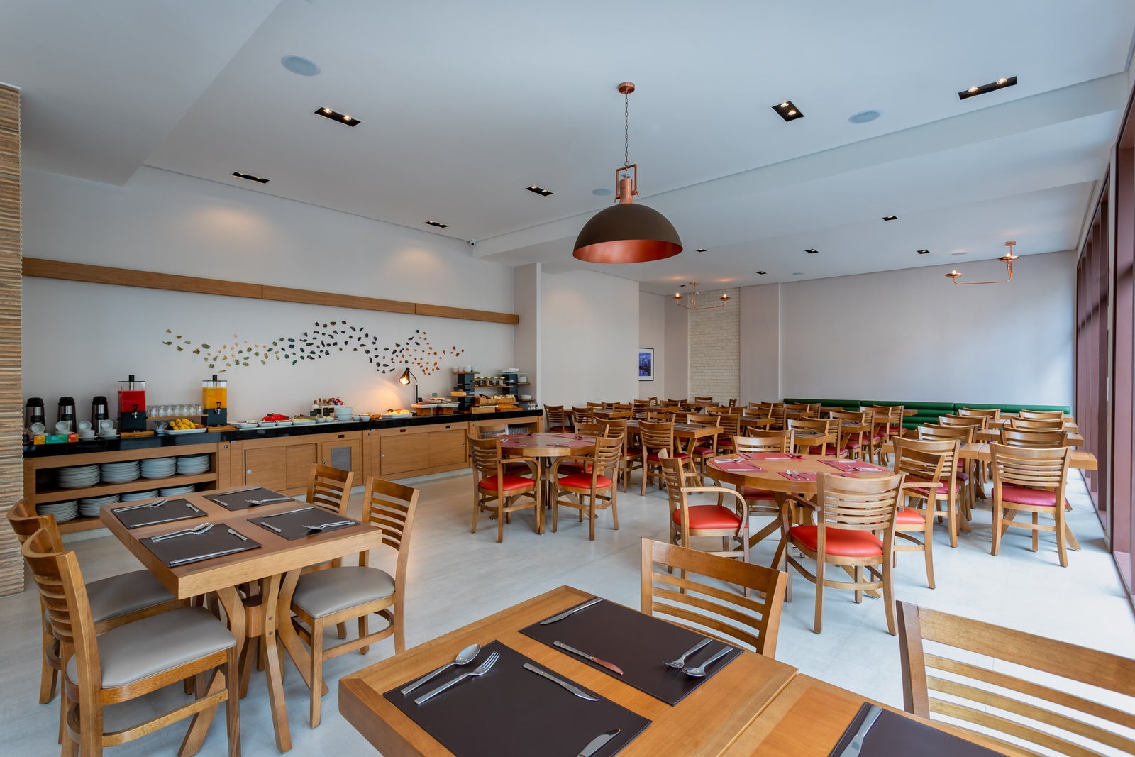 Fotógrafo de arquitetura especializado em interior design. Serviço de fotografia orientado para hotéis, restaurantes, espaços coworking, Airbnb, construtoras, imobiliárias, arquitetos e decoradores. As fotografias são utilizadas para criar um “sentimento” que nenhum texto/descrição ou qualquer outro elemento racional possa transmitir. Boas fotos podem fazer uma grande diferença a favor da sedução e atração dos seus clientes.