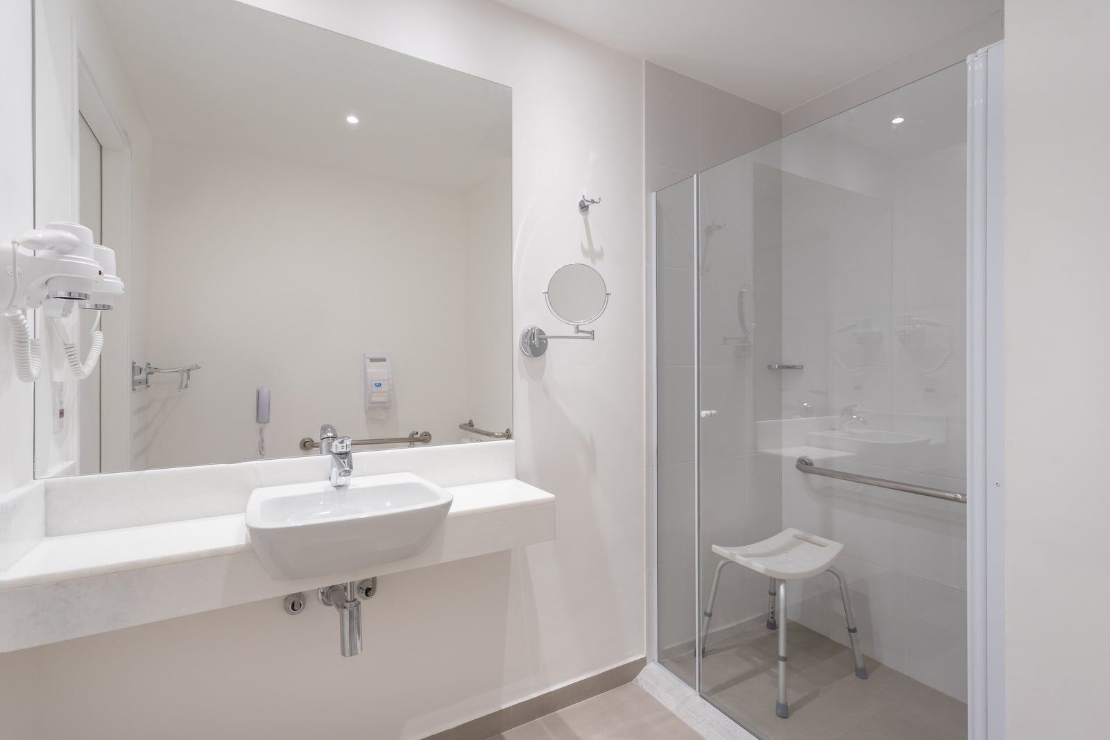 Fotógrafo de arquitetura especializado em interior design. Serviço de fotografia orientado para hotéis, restaurantes, espaços coworking, Airbnb, construtoras, imobiliárias, arquitetos e decoradores. As fotografias são utilizadas para criar um “sentimento” que nenhum texto/descrição ou qualquer outro elemento racional possa transmitir. Boas fotos podem fazer uma grande diferença a favor da sedução e atração dos seus clientes.