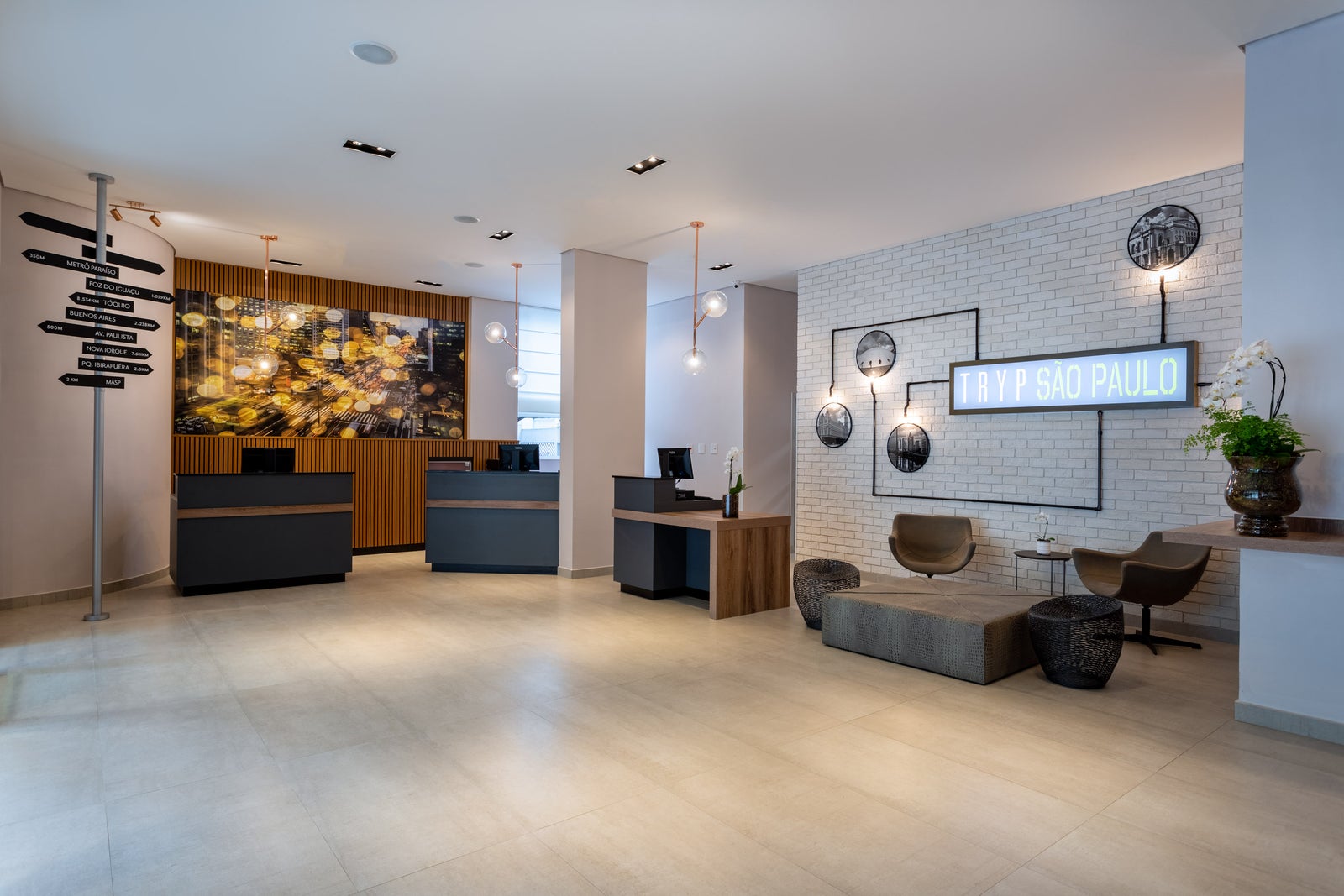 Fotógrafo de arquitetura especializado em interior design. Serviço de fotografia orientado para hotéis, restaurantes, espaços coworking, Airbnb, construtoras, imobiliárias, arquitetos e decoradores. As fotografias são utilizadas para criar um “sentimento” que nenhum texto/descrição ou qualquer outro elemento racional possa transmitir. Boas fotos podem fazer uma grande diferença a favor da sedução e atração dos seus clientes.