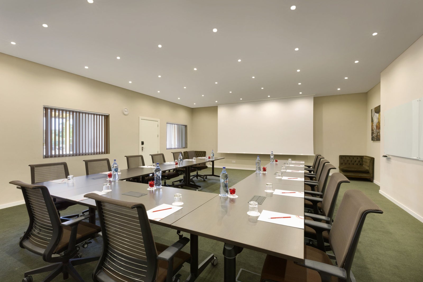 Oeste Meeting Room 