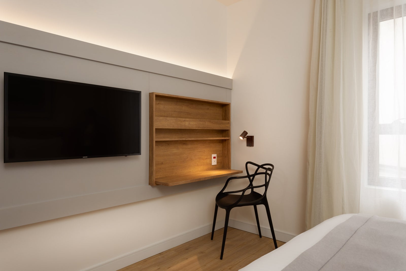 Fotógrafo de arquitetura especializado em interior design. Serviço de fotografia orientado para hotéis, restaurantes, espaços coworking, Airbnb, construtoras, imobiliárias, arquitetos e decoradores. As fotografias são utilizadas para criar um “sentimento” que nenhum texto/descrição ou qualquer outro elemento racional possa transmitir. Boas fotos podem fazer uma grande diferença a favor da sedução e atração dos seus clientes.