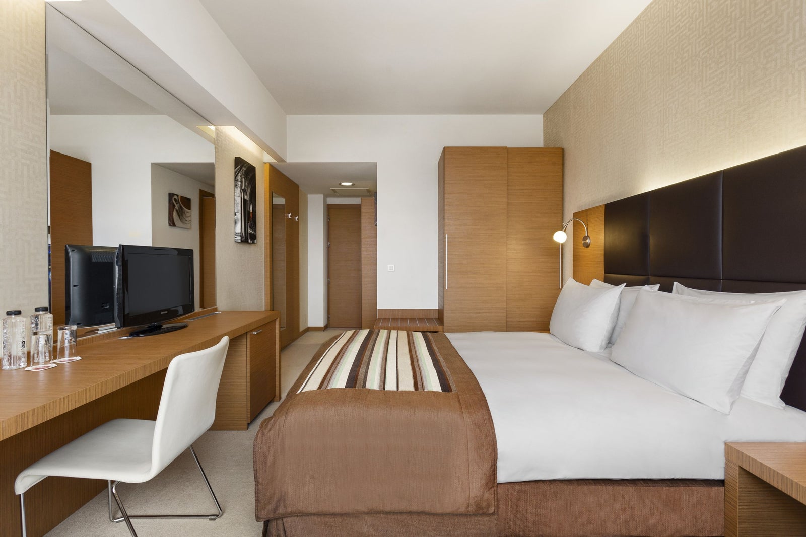 1 Queen Bed Premium Room