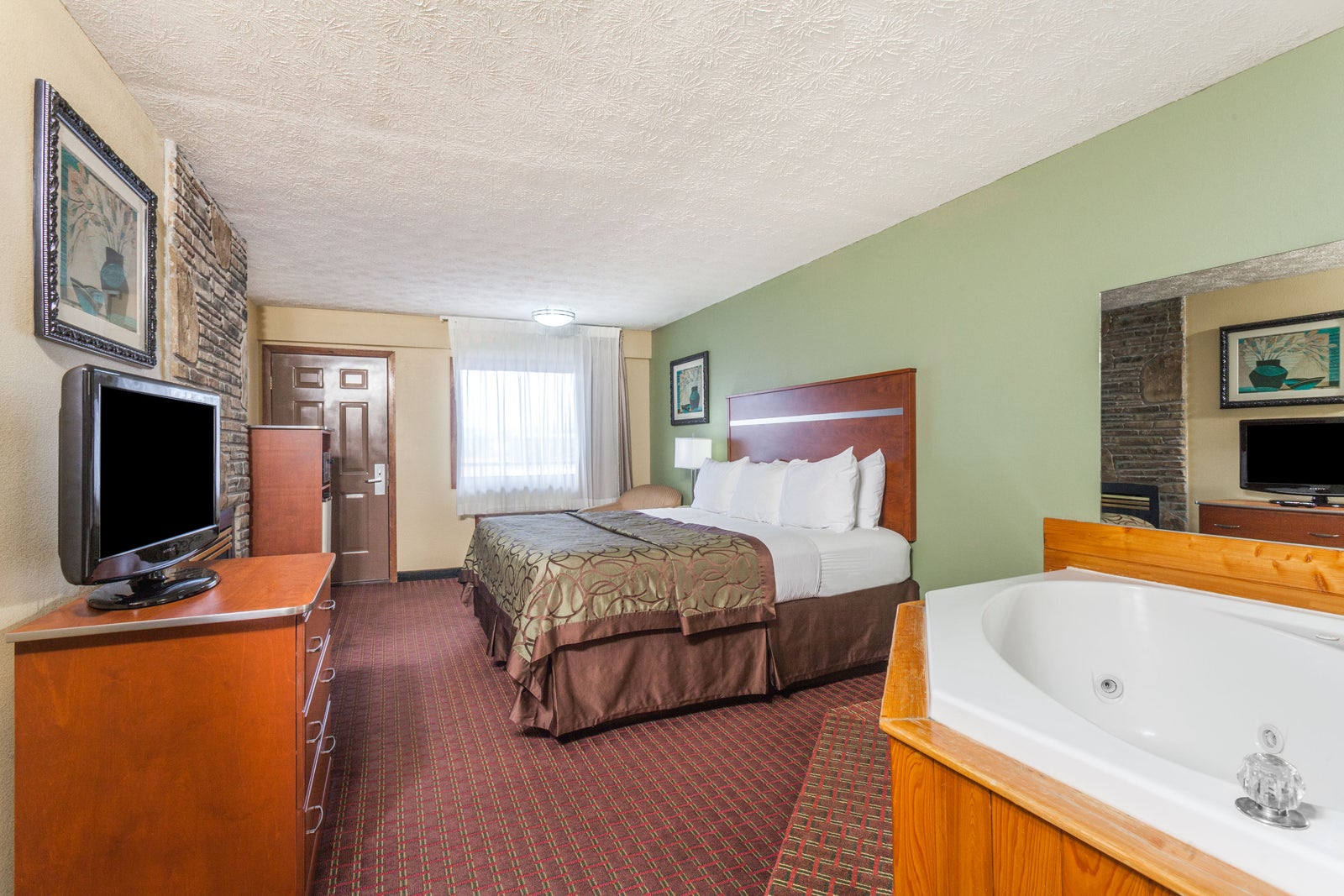 1 King Bed Suite with Jetted Tub
