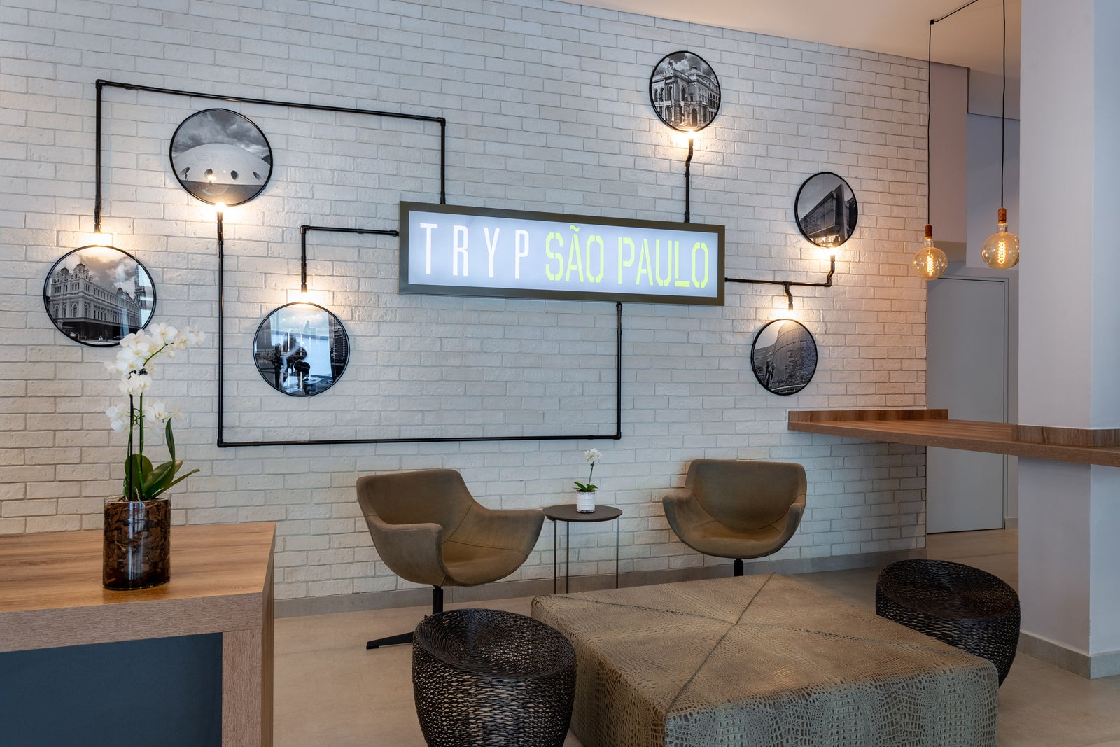 Fotógrafo de arquitetura especializado em interior design. Serviço de fotografia orientado para hotéis, restaurantes, espaços coworking, Airbnb, construtoras, imobiliárias, arquitetos e decoradores. As fotografias são utilizadas para criar um “sentimento” que nenhum texto/descrição ou qualquer outro elemento racional possa transmitir. Boas fotos podem fazer uma grande diferença a favor da sedução e atração dos seus clientes.