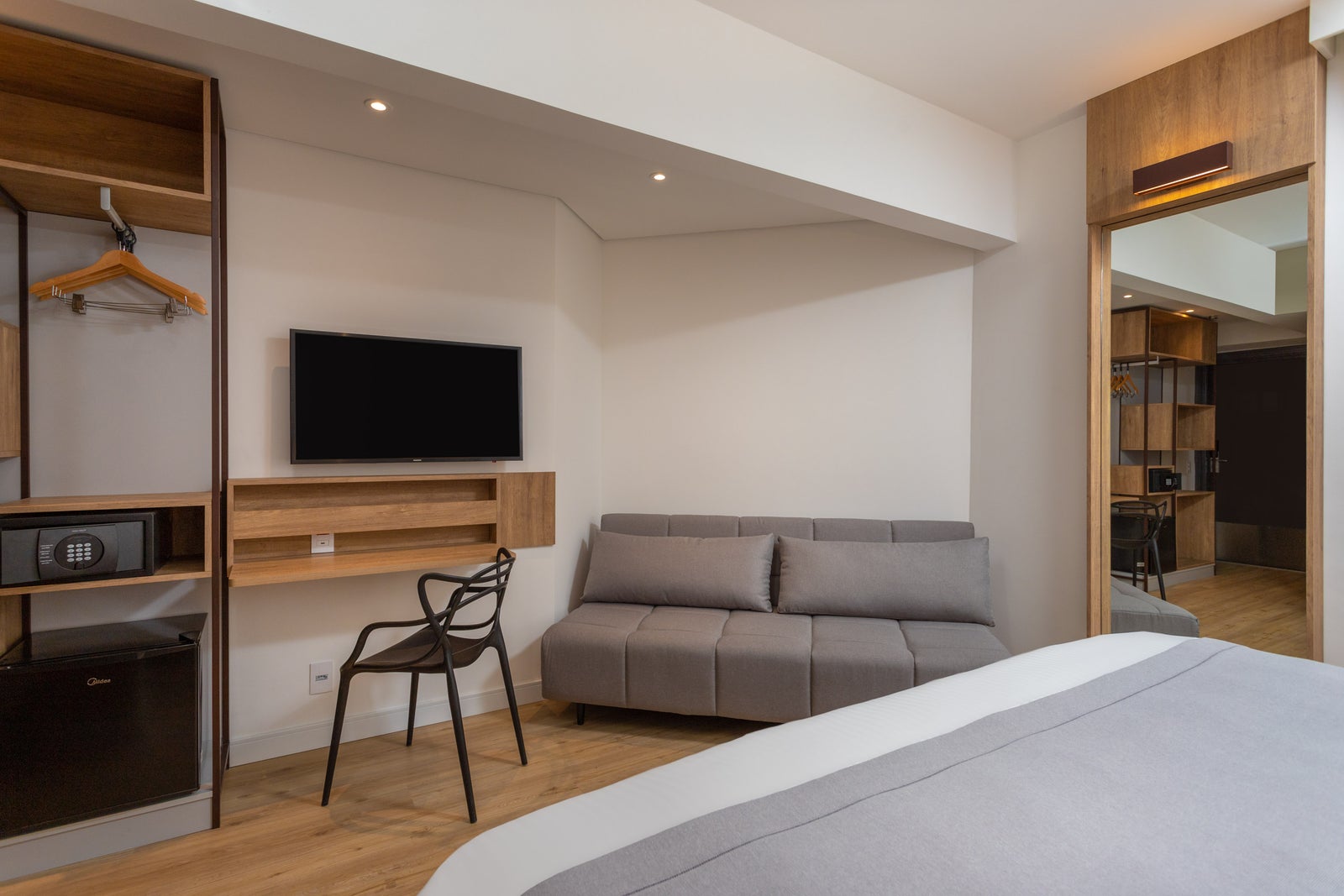 Fotógrafo de arquitetura especializado em interior design. Serviço de fotografia orientado para hotéis, restaurantes, espaços coworking, Airbnb, construtoras, imobiliárias, arquitetos e decoradores. As fotografias são utilizadas para criar um “sentimento” que nenhum texto/descrição ou qualquer outro elemento racional possa transmitir. Boas fotos podem fazer uma grande diferença a favor da sedução e atração dos seus clientes.
