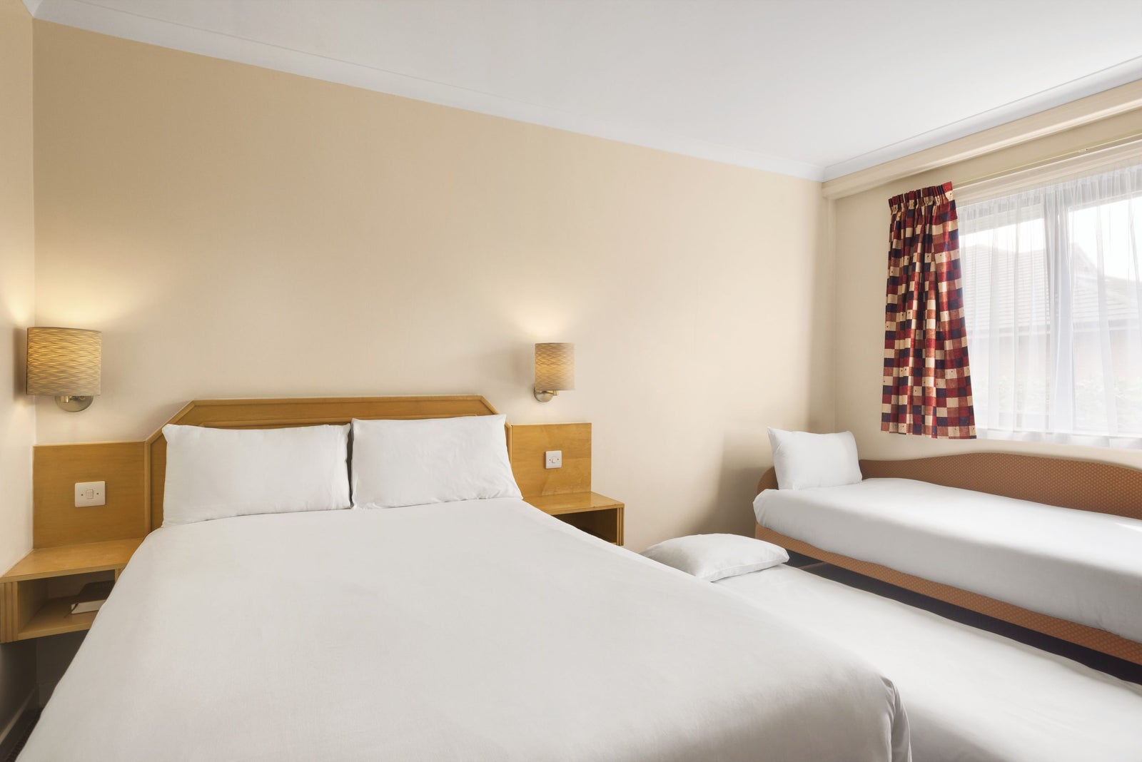 1 Double 2 Single Bed Family Room