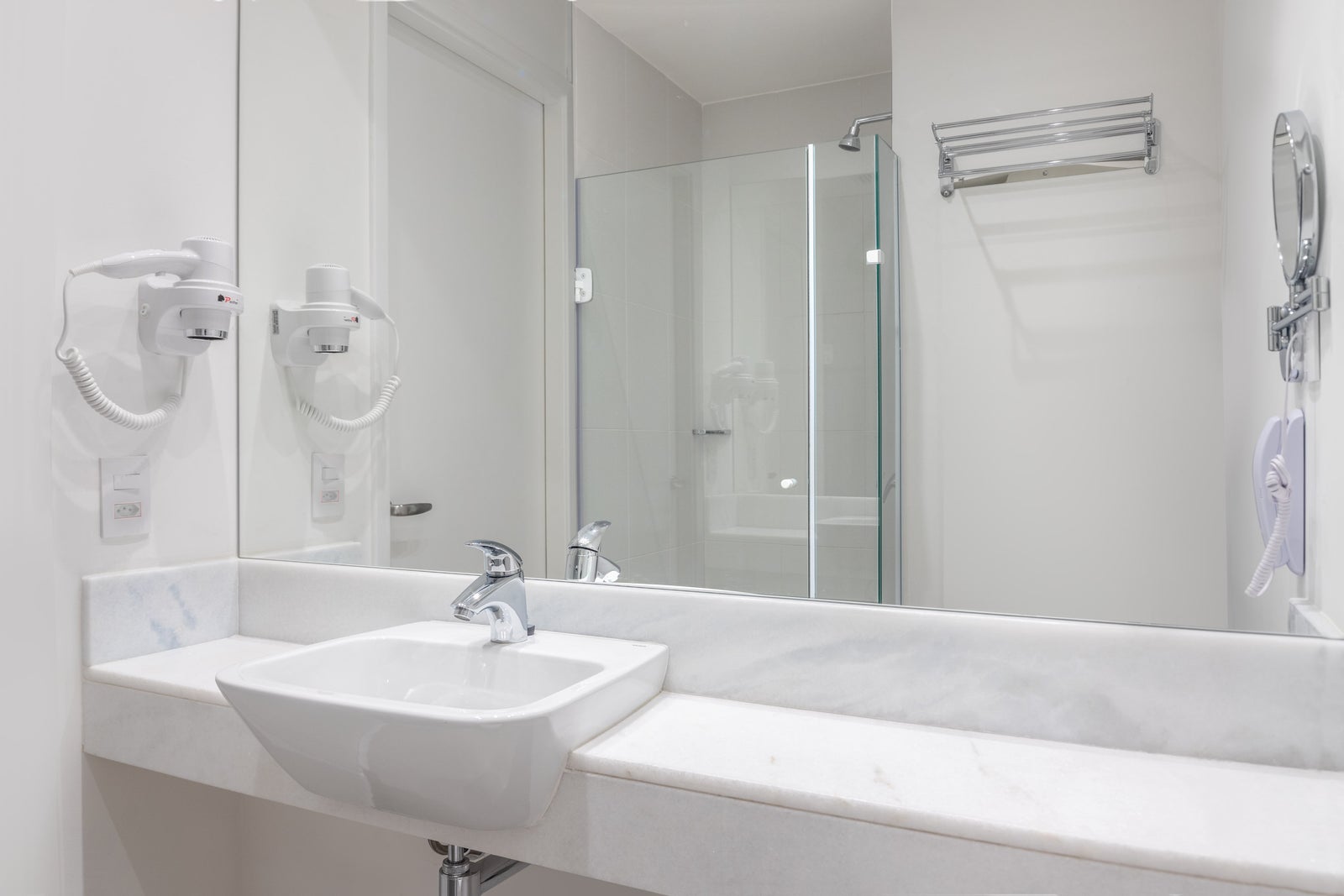 Fotógrafo de arquitetura especializado em interior design. Serviço de fotografia orientado para hotéis, restaurantes, espaços coworking, Airbnb, construtoras, imobiliárias, arquitetos e decoradores. As fotografias são utilizadas para criar um “sentimento” que nenhum texto/descrição ou qualquer outro elemento racional possa transmitir. Boas fotos podem fazer uma grande diferença a favor da sedução e atração dos seus clientes.