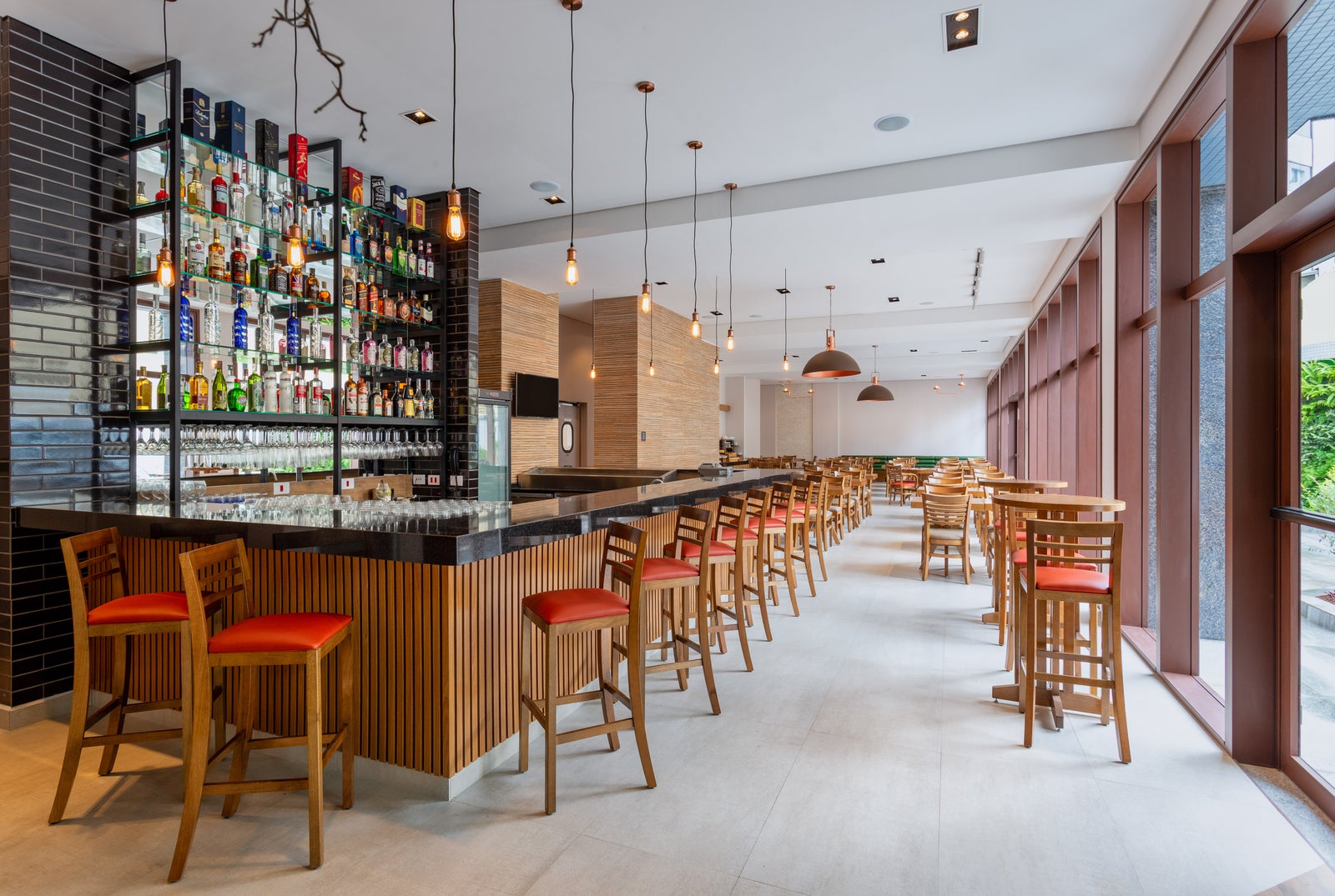 Fotógrafo de arquitetura especializado em interior design. Serviço de fotografia orientado para hotéis, restaurantes, espaços coworking, Airbnb, construtoras, imobiliárias, arquitetos e decoradores. As fotografias são utilizadas para criar um “sentimento” que nenhum texto/descrição ou qualquer outro elemento racional possa transmitir. Boas fotos podem fazer uma grande diferença a favor da sedução e atração dos seus clientes.