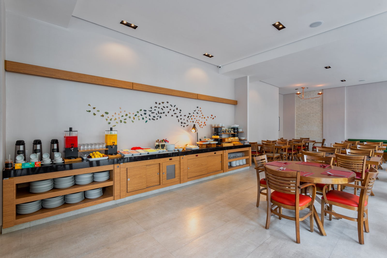Fotógrafo de arquitetura especializado em interior design. Serviço de fotografia orientado para hotéis, restaurantes, espaços coworking, Airbnb, construtoras, imobiliárias, arquitetos e decoradores. As fotografias são utilizadas para criar um “sentimento” que nenhum texto/descrição ou qualquer outro elemento racional possa transmitir. Boas fotos podem fazer uma grande diferença a favor da sedução e atração dos seus clientes.