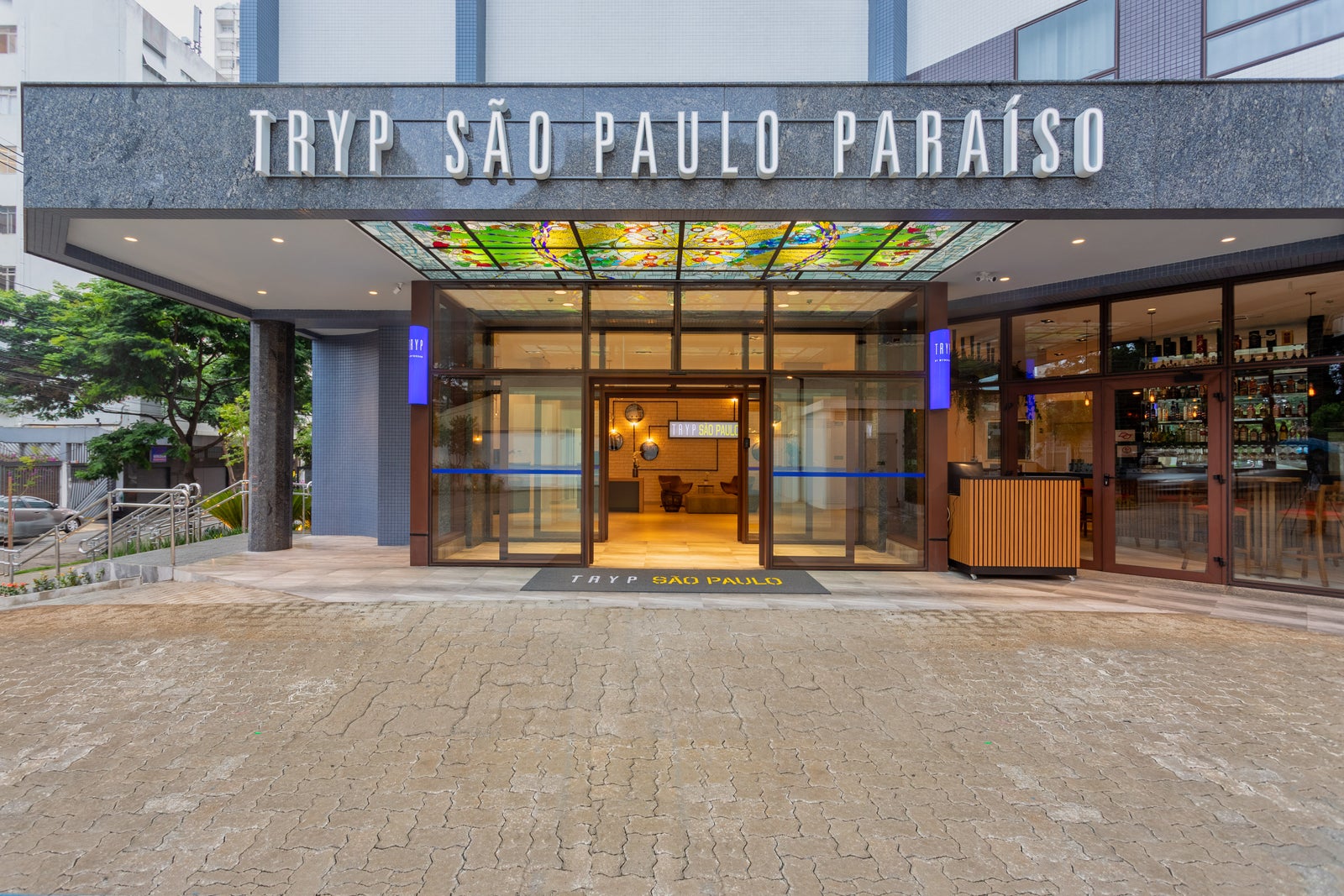 Fotógrafo de arquitetura especializado em interior design. Serviço de fotografia orientado para hotéis, restaurantes, espaços coworking, Airbnb, construtoras, imobiliárias, arquitetos e decoradores. As fotografias são utilizadas para criar um “sentimento” que nenhum texto/descrição ou qualquer outro elemento racional possa transmitir. Boas fotos podem fazer uma grande diferença a favor da sedução e atração dos seus clientes.
