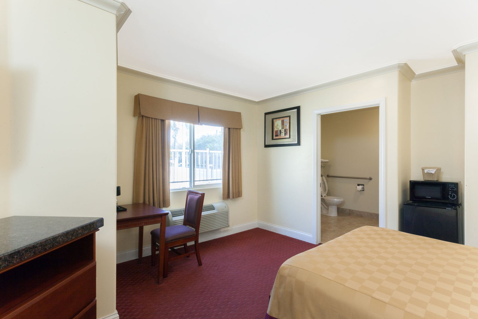 1 Queen Bed Room