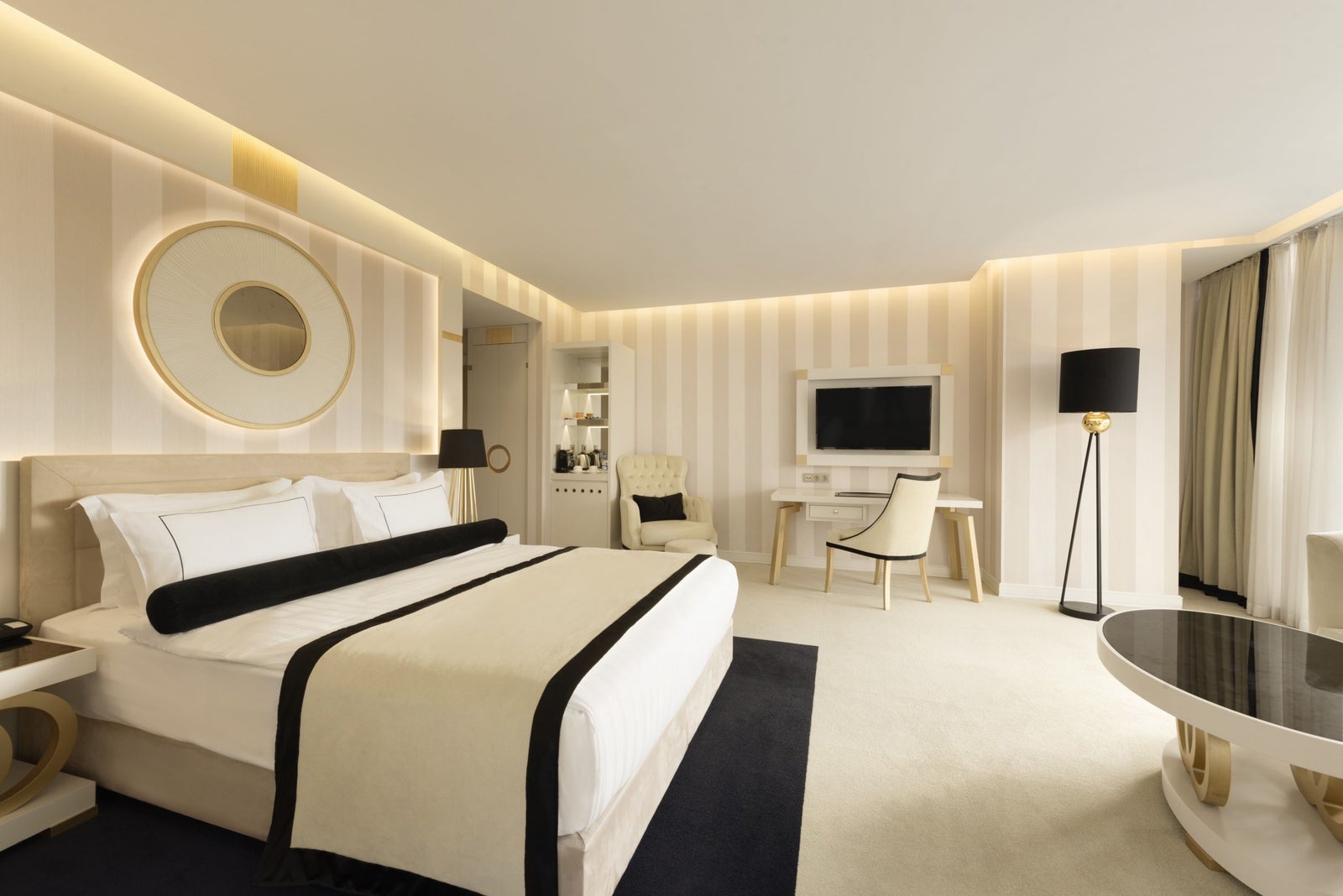 1 Double Bed Corner Suite