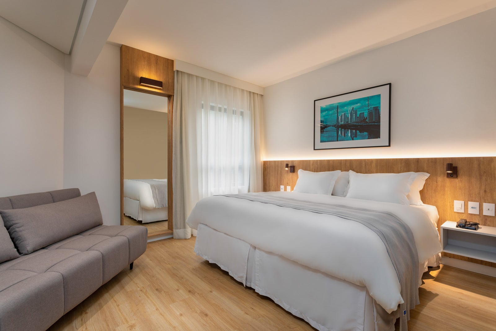 Fotógrafo de arquitetura especializado em interior design. Serviço de fotografia orientado para hotéis, restaurantes, espaços coworking, Airbnb, construtoras, imobiliárias, arquitetos e decoradores. As fotografias são utilizadas para criar um “sentimento” que nenhum texto/descrição ou qualquer outro elemento racional possa transmitir. Boas fotos podem fazer uma grande diferença a favor da sedução e atração dos seus clientes.