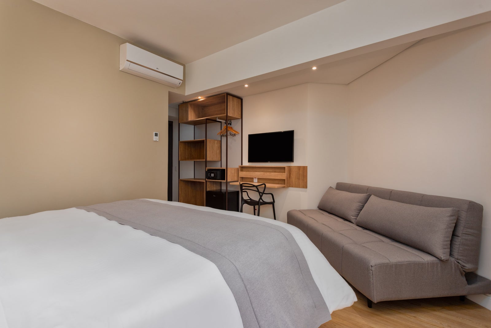 Fotógrafo de arquitetura especializado em interior design. Serviço de fotografia orientado para hotéis, restaurantes, espaços coworking, Airbnb, construtoras, imobiliárias, arquitetos e decoradores. As fotografias são utilizadas para criar um “sentimento” que nenhum texto/descrição ou qualquer outro elemento racional possa transmitir. Boas fotos podem fazer uma grande diferença a favor da sedução e atração dos seus clientes.