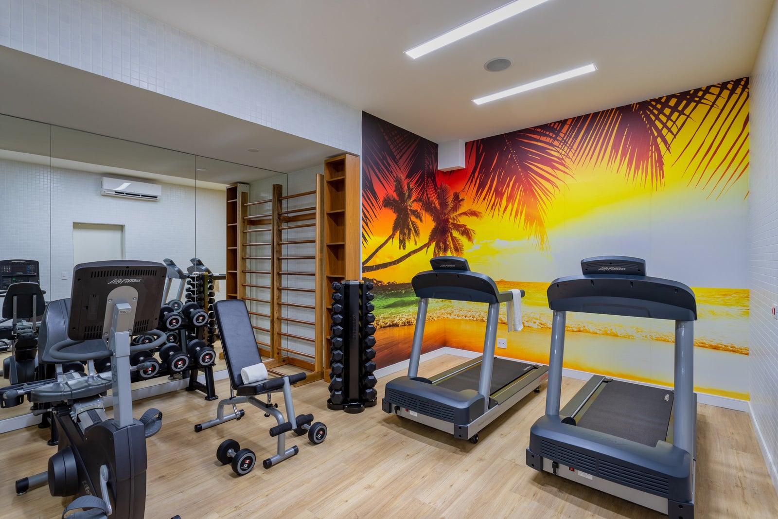 Fotógrafo de arquitetura especializado em interior design. Serviço de fotografia orientado para hotéis, restaurantes, espaços coworking, Airbnb, construtoras, imobiliárias, arquitetos e decoradores. As fotografias são utilizadas para criar um “sentimento” que nenhum texto/descrição ou qualquer outro elemento racional possa transmitir. Boas fotos podem fazer uma grande diferença a favor da sedução e atração dos seus clientes.