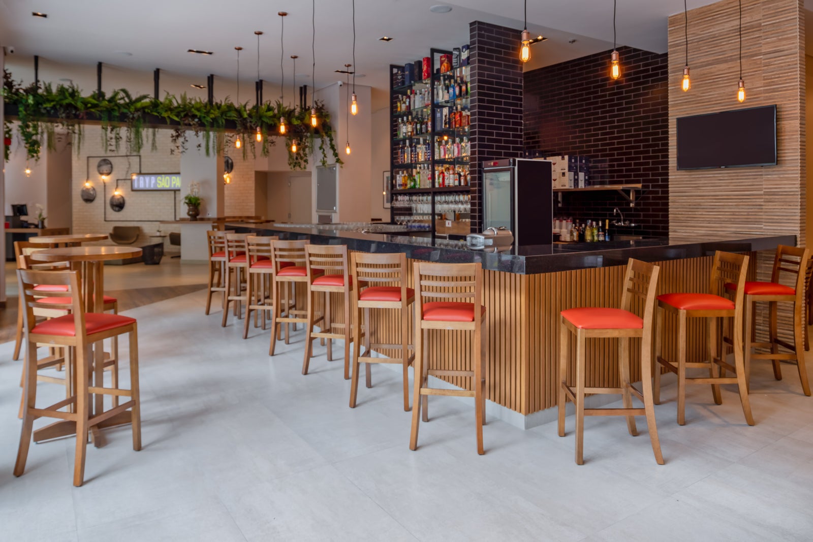Fotógrafo de arquitetura especializado em interior design. Serviço de fotografia orientado para hotéis, restaurantes, espaços coworking, Airbnb, construtoras, imobiliárias, arquitetos e decoradores. As fotografias são utilizadas para criar um “sentimento” que nenhum texto/descrição ou qualquer outro elemento racional possa transmitir. Boas fotos podem fazer uma grande diferença a favor da sedução e atração dos seus clientes.