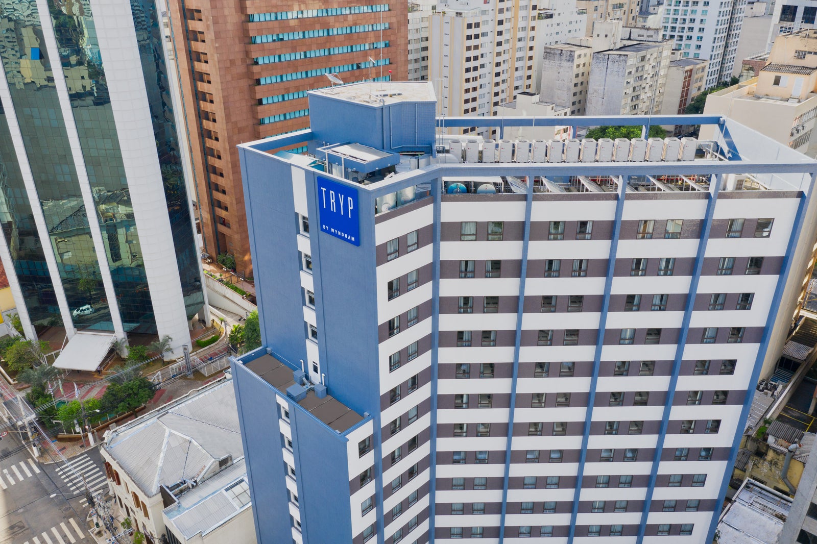 Fotógrafo de arquitetura especializado em interior design. Serviço de fotografia orientado para hotéis, restaurantes, espaços coworking, Airbnb, construtoras, imobiliárias, arquitetos e decoradores. As fotografias são utilizadas para criar um “sentimento” que nenhum texto/descrição ou qualquer outro elemento racional possa transmitir. Boas fotos podem fazer uma grande diferença a favor da sedução e atração dos seus clientes.