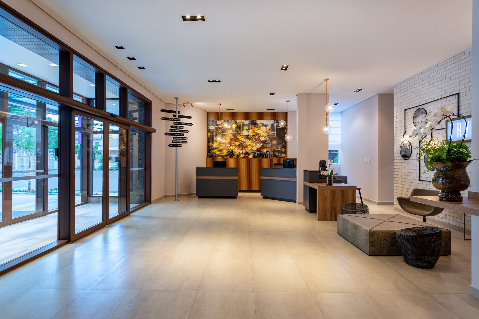 Fotógrafo de arquitetura especializado em interior design. Serviço de fotografia orientado para hotéis, restaurantes, espaços coworking, Airbnb, construtoras, imobiliárias, arquitetos e decoradores. As fotografias são utilizadas para criar um “sentimento” que nenhum texto/descrição ou qualquer outro elemento racional possa transmitir. Boas fotos podem fazer uma grande diferença a favor da sedução e atração dos seus clientes.