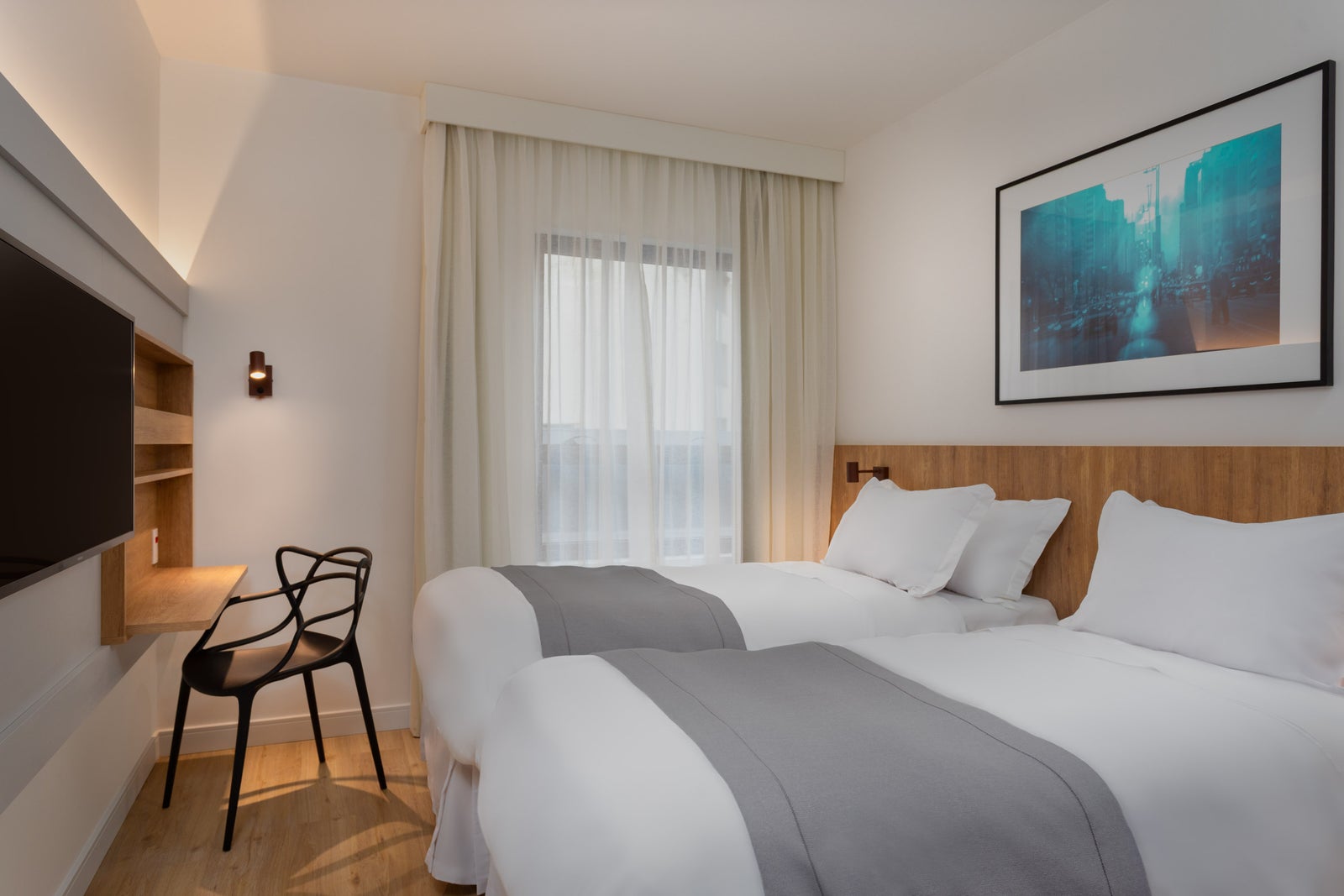Fotógrafo de arquitetura especializado em interior design. Serviço de fotografia orientado para hotéis, restaurantes, espaços coworking, Airbnb, construtoras, imobiliárias, arquitetos e decoradores. As fotografias são utilizadas para criar um “sentimento” que nenhum texto/descrição ou qualquer outro elemento racional possa transmitir. Boas fotos podem fazer uma grande diferença a favor da sedução e atração dos seus clientes.