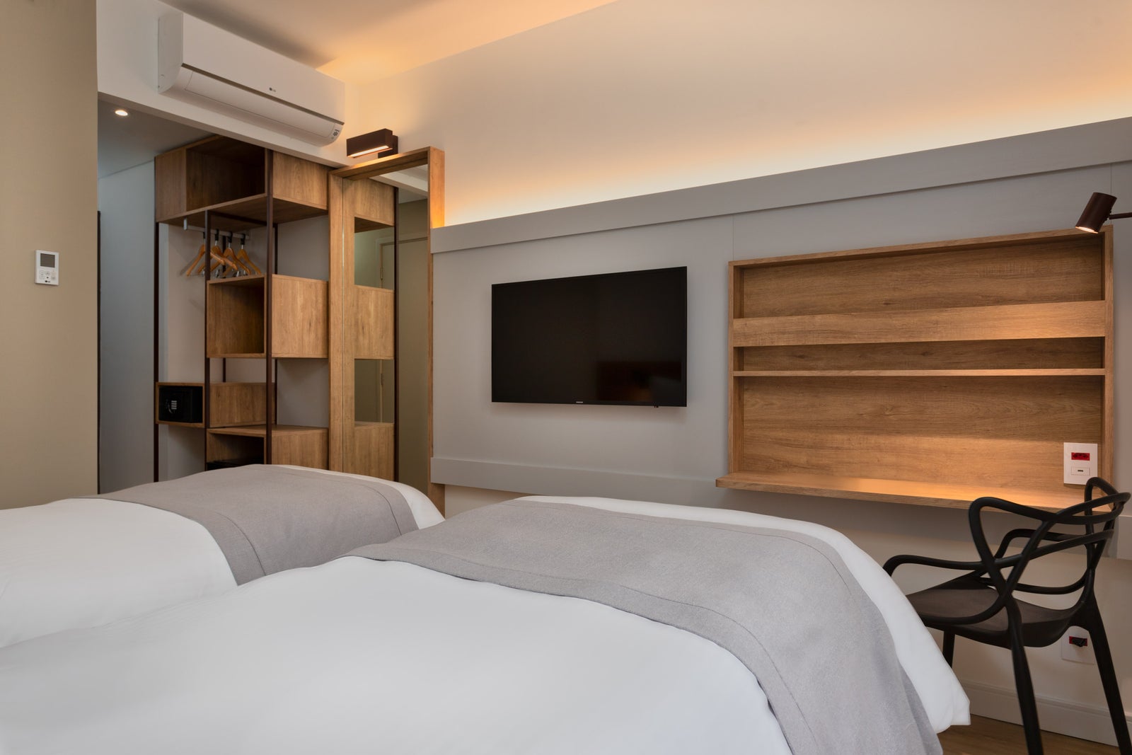 Fotógrafo de arquitetura especializado em interior design. Serviço de fotografia orientado para hotéis, restaurantes, espaços coworking, Airbnb, construtoras, imobiliárias, arquitetos e decoradores. As fotografias são utilizadas para criar um “sentimento” que nenhum texto/descrição ou qualquer outro elemento racional possa transmitir. Boas fotos podem fazer uma grande diferença a favor da sedução e atração dos seus clientes.