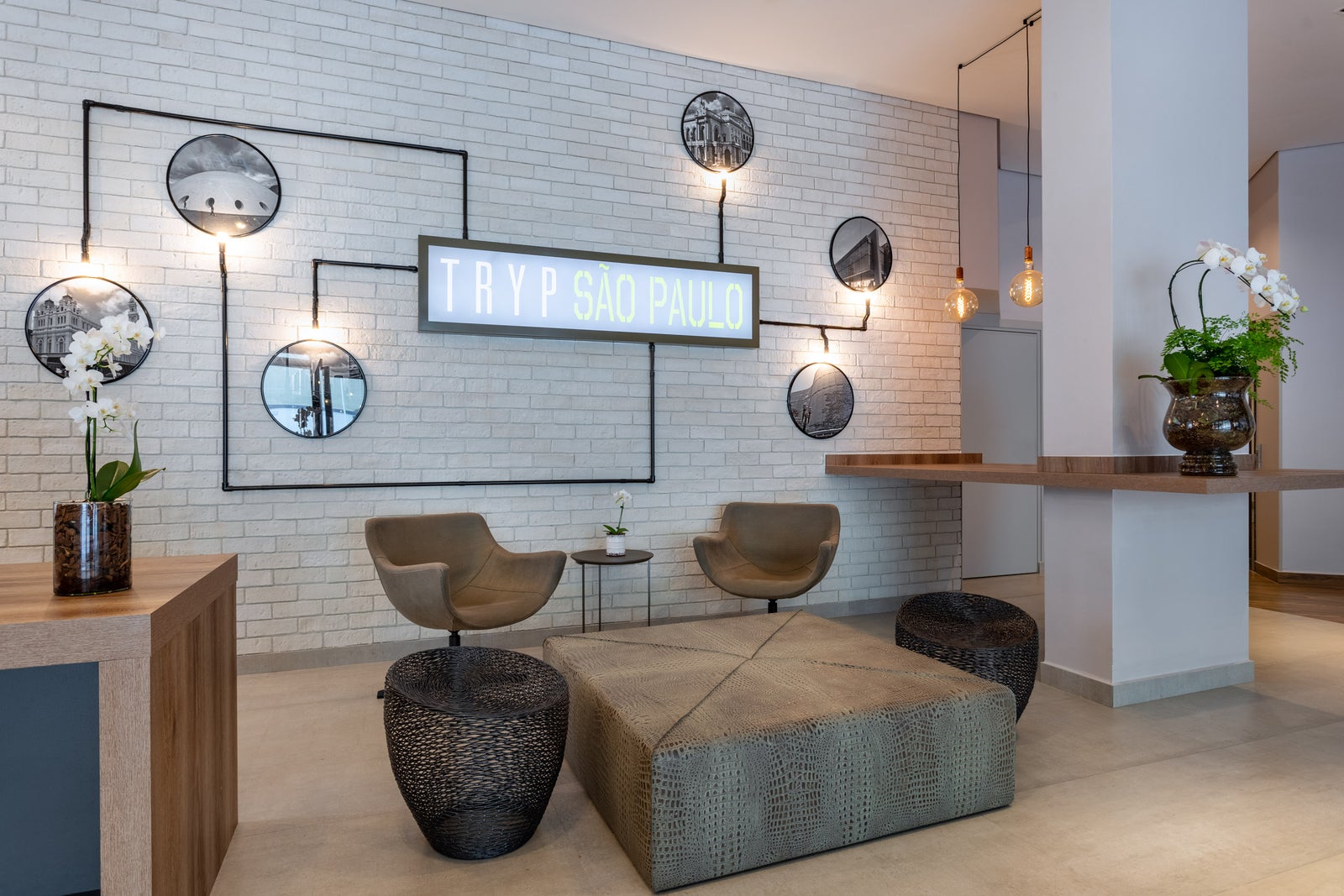 Fotógrafo de arquitetura especializado em interior design. Serviço de fotografia orientado para hotéis, restaurantes, espaços coworking, Airbnb, construtoras, imobiliárias, arquitetos e decoradores. As fotografias são utilizadas para criar um “sentimento” que nenhum texto/descrição ou qualquer outro elemento racional possa transmitir. Boas fotos podem fazer uma grande diferença a favor da sedução e atração dos seus clientes.