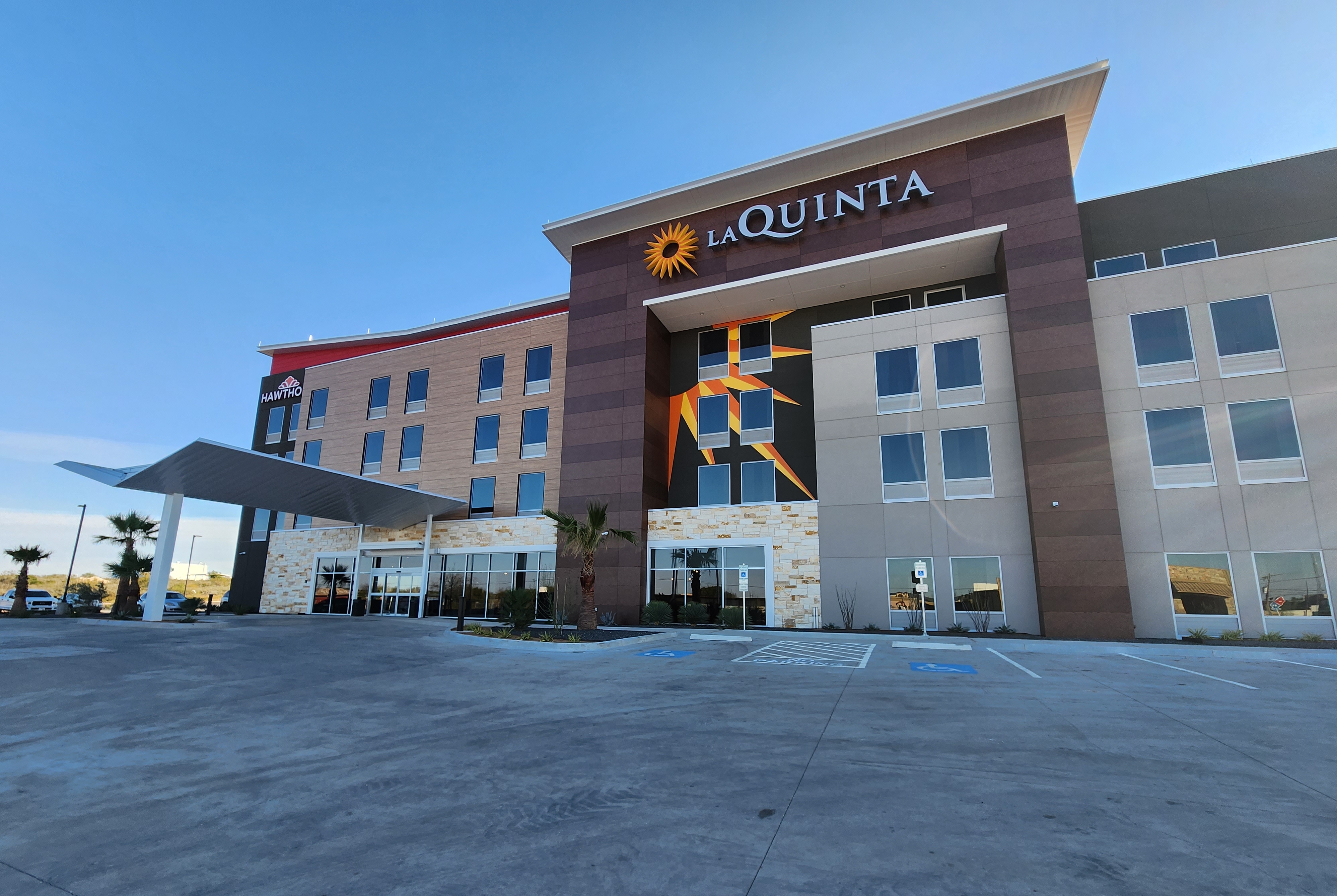 Exterior of Hawthorn Extended Stay by Wyndham Del Rio hotel in Del Rio, Texas