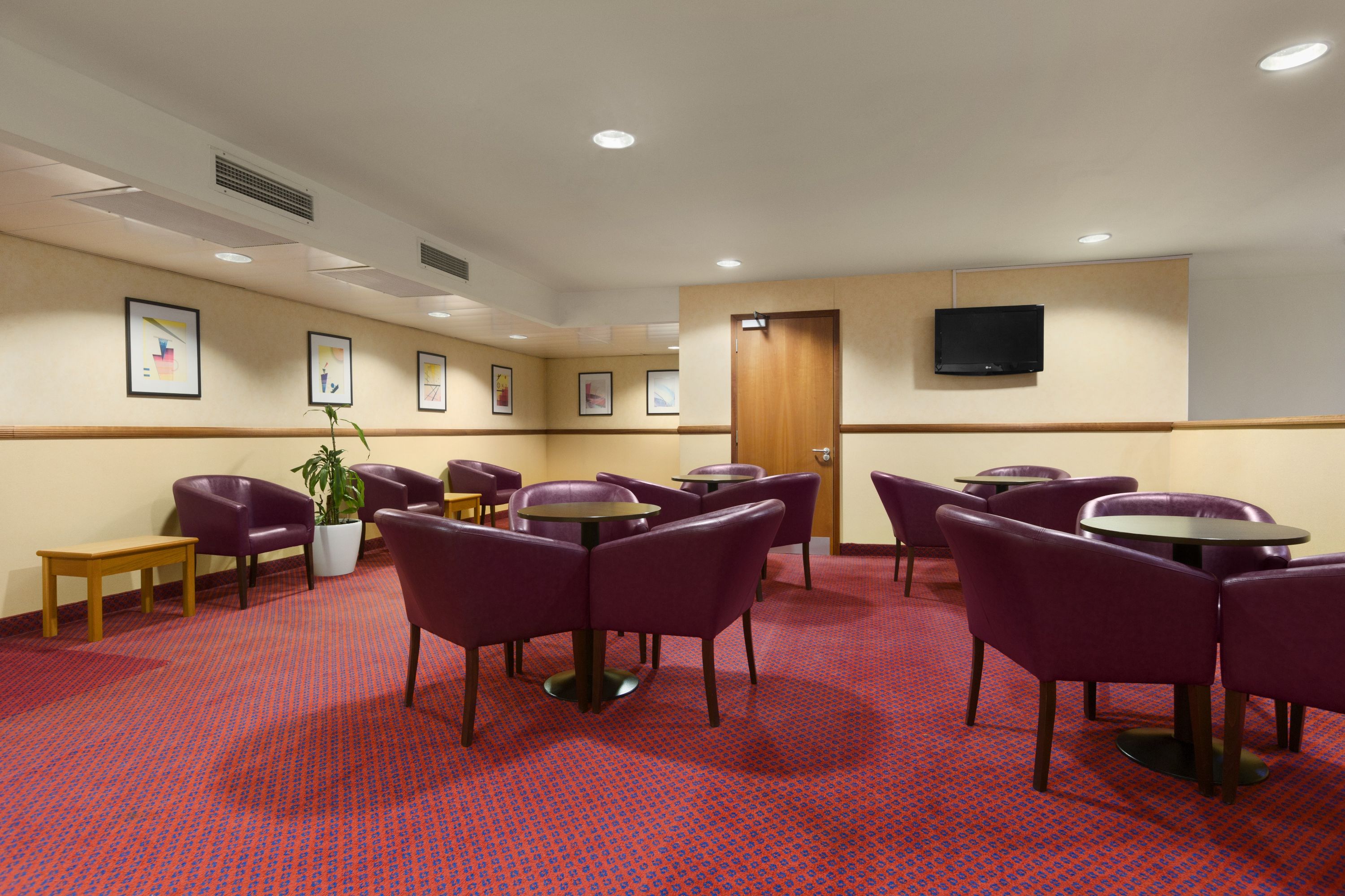 Bar at Days Inn by Wyndham Stevenage North in Radwell, Other than US/Canada