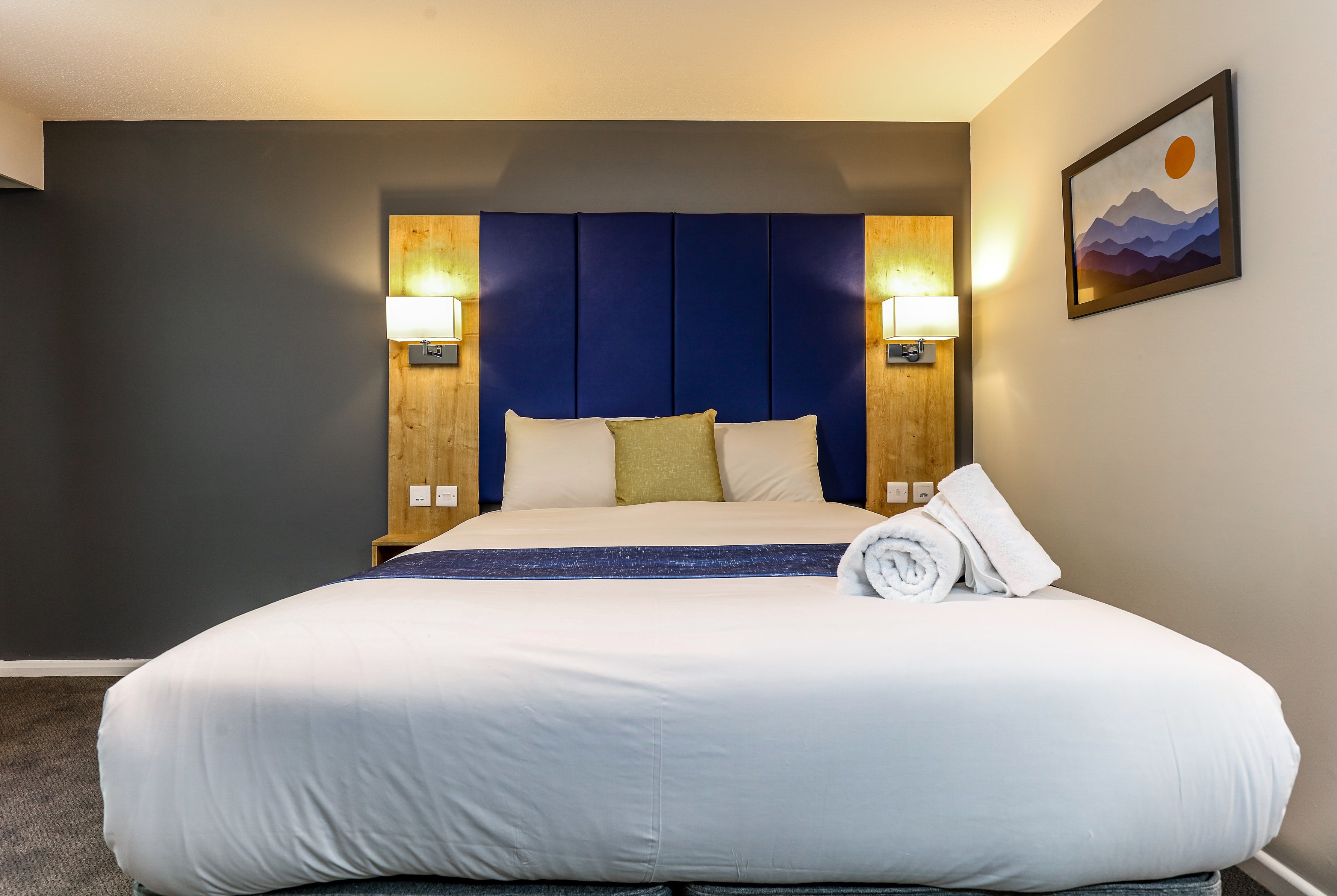 King bed guest room at the Days Inn by Wyndham Warwick North M40 in Warwickshire, Other than US/Canada