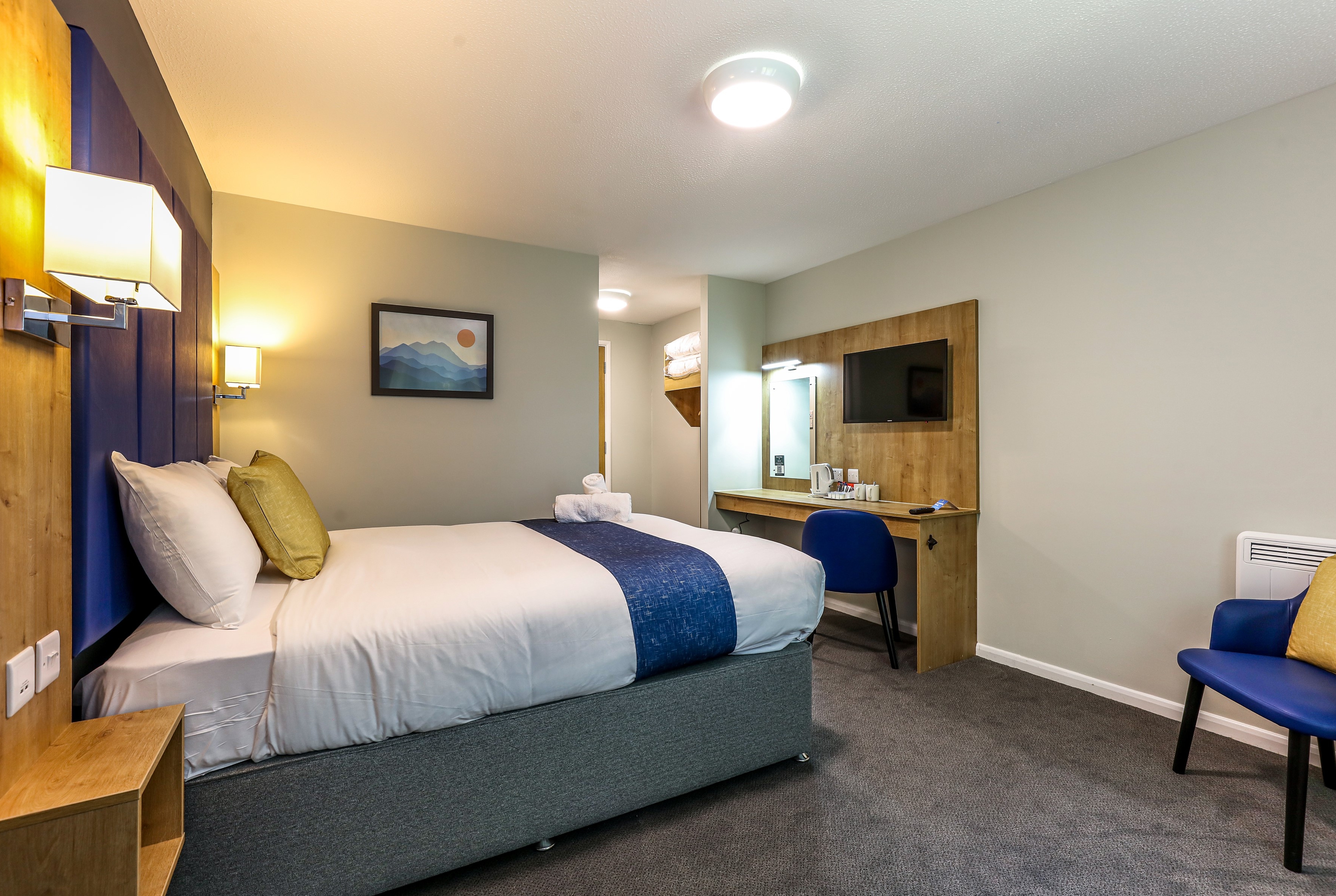King bed guest room at the Days Inn by Wyndham Warwick North M40 in Warwickshire, Other than US/Canada