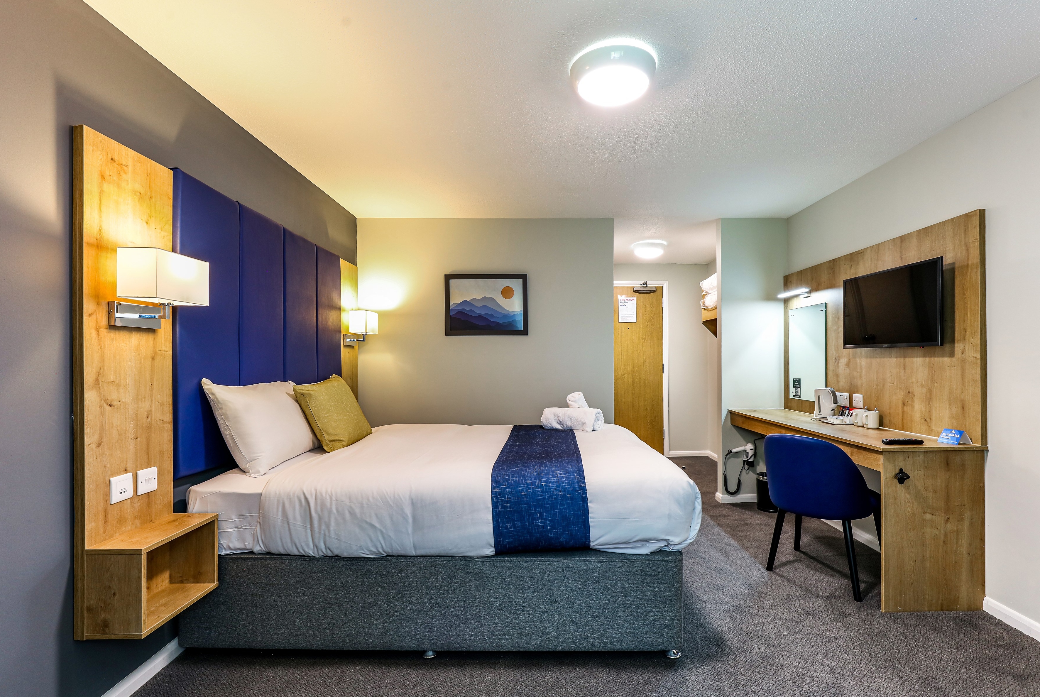 King bed guest room at the Days Inn by Wyndham Warwick North M40 in Warwickshire, Other than US/Canada