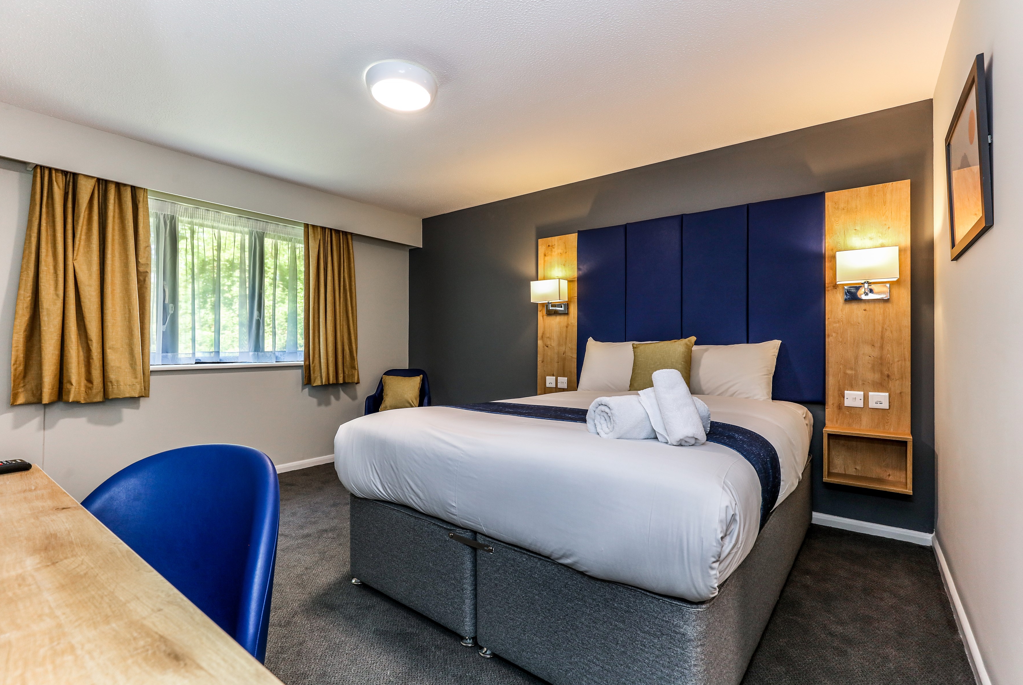 King bed guest room at the Days Inn by Wyndham Warwick North M40 in Warwickshire, Other than US/Canada