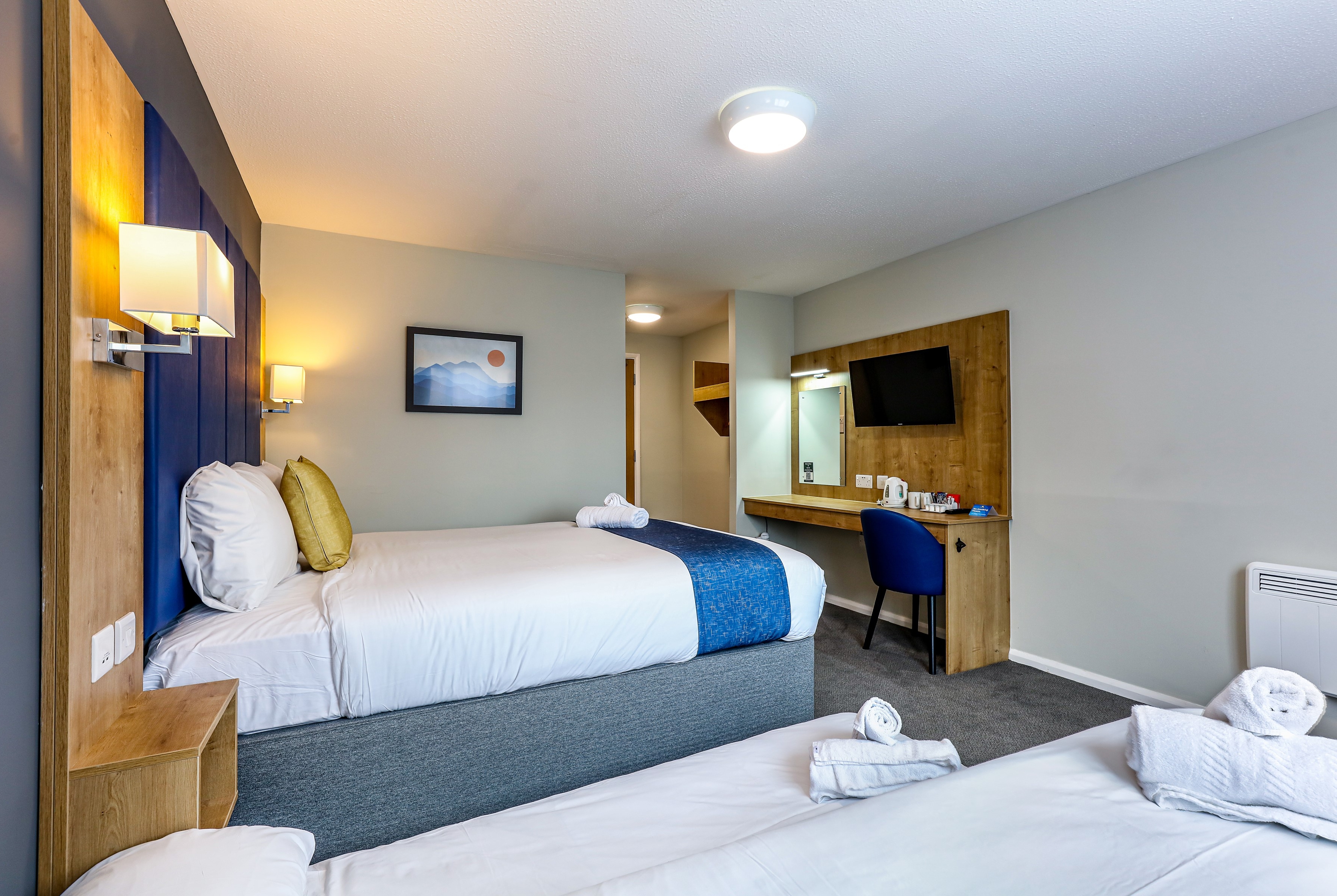 Queen bed guest room at the Days Inn by Wyndham Warwick North M40 in Warwickshire, Other than US/Canada