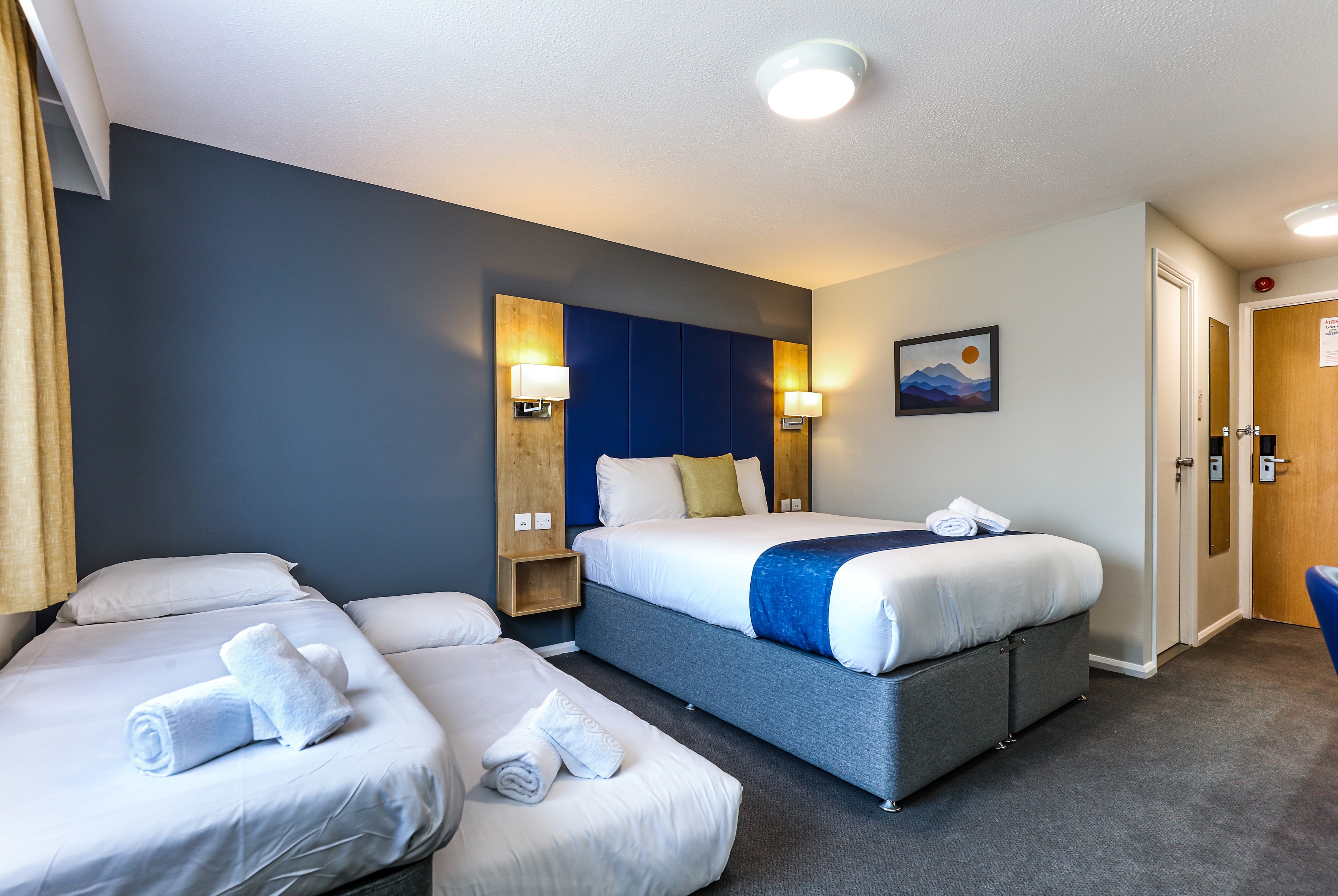 Queen bed guest room at the Days Inn by Wyndham Warwick North M40 in Warwickshire, Other than US/Canada