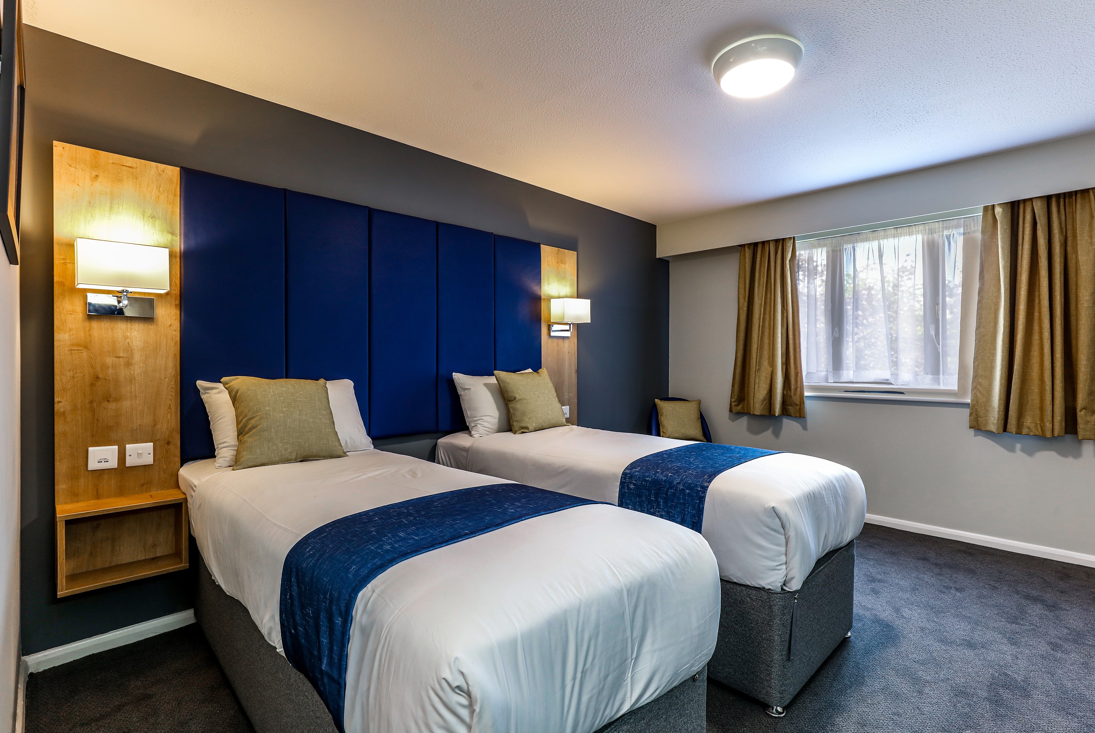 Double bed guest room at the Days Inn by Wyndham Warwick North M40 in Warwickshire, Other than US/Canada