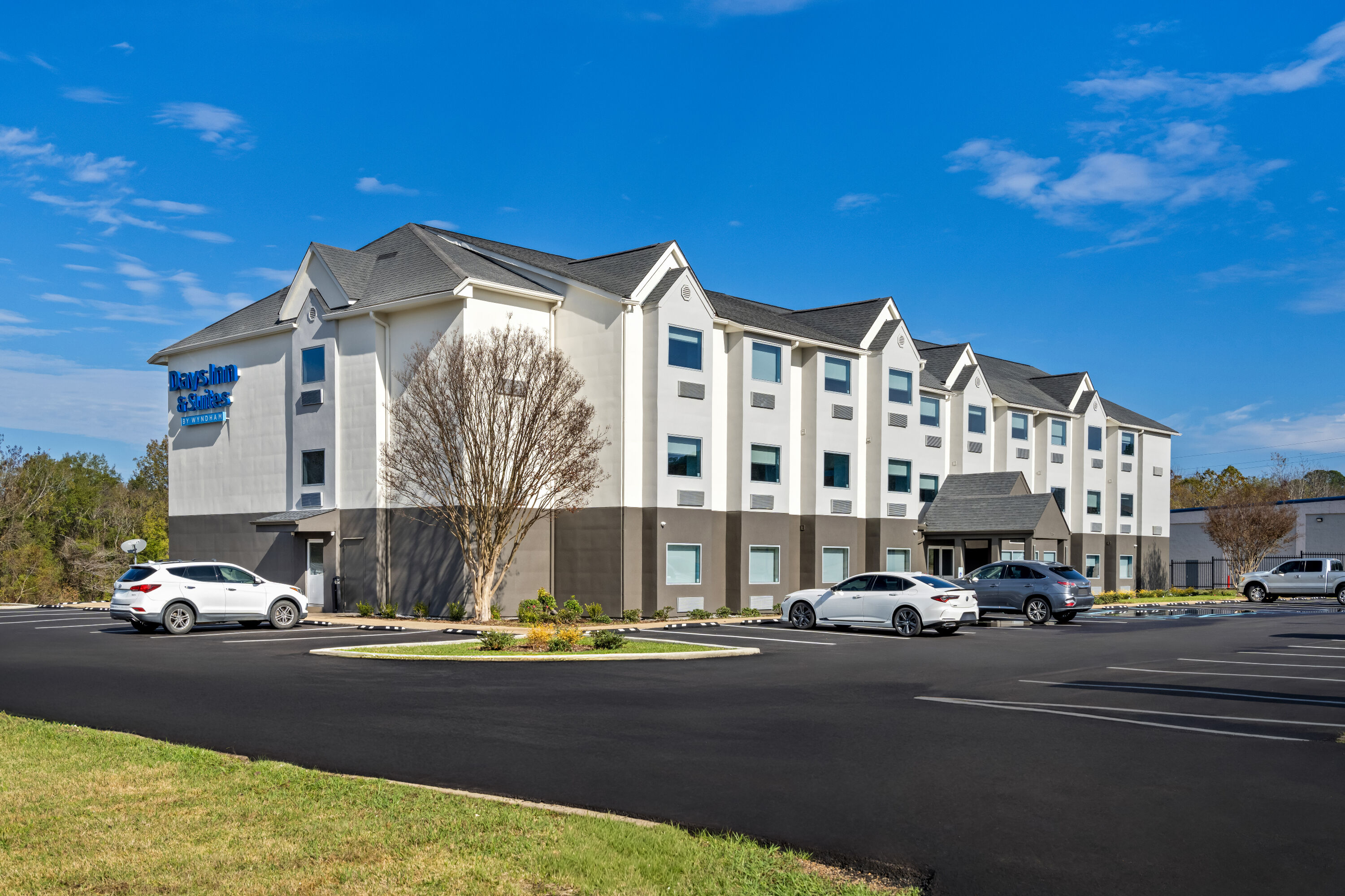 Exterior Day Image of Days Inn & Suites by Wyndham Brandon Amphitheater hotel in Brandon, Mississippi