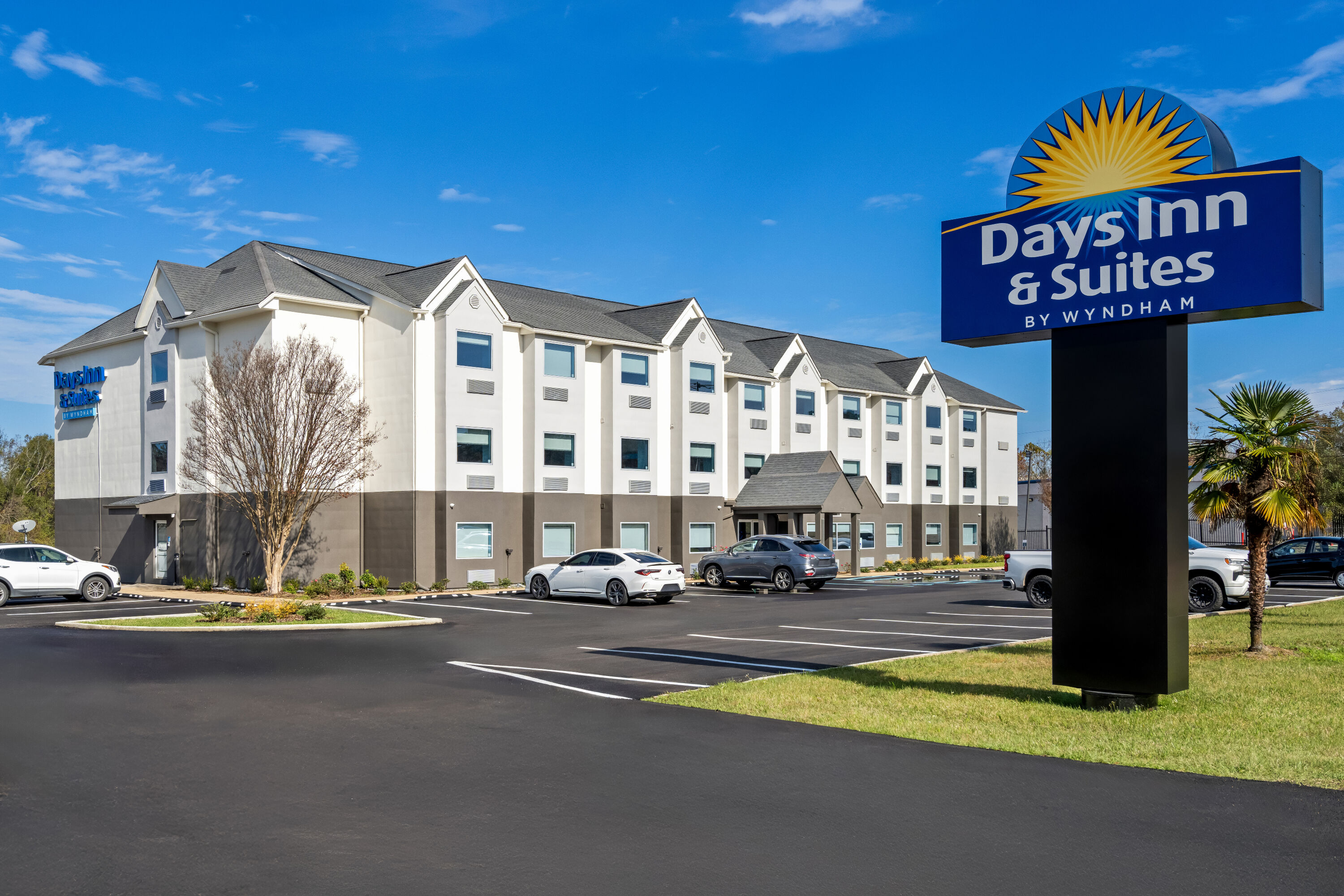 Exterior Day Image of Days Inn & Suites by Wyndham Brandon Amphitheater hotel in Brandon, Mississippi