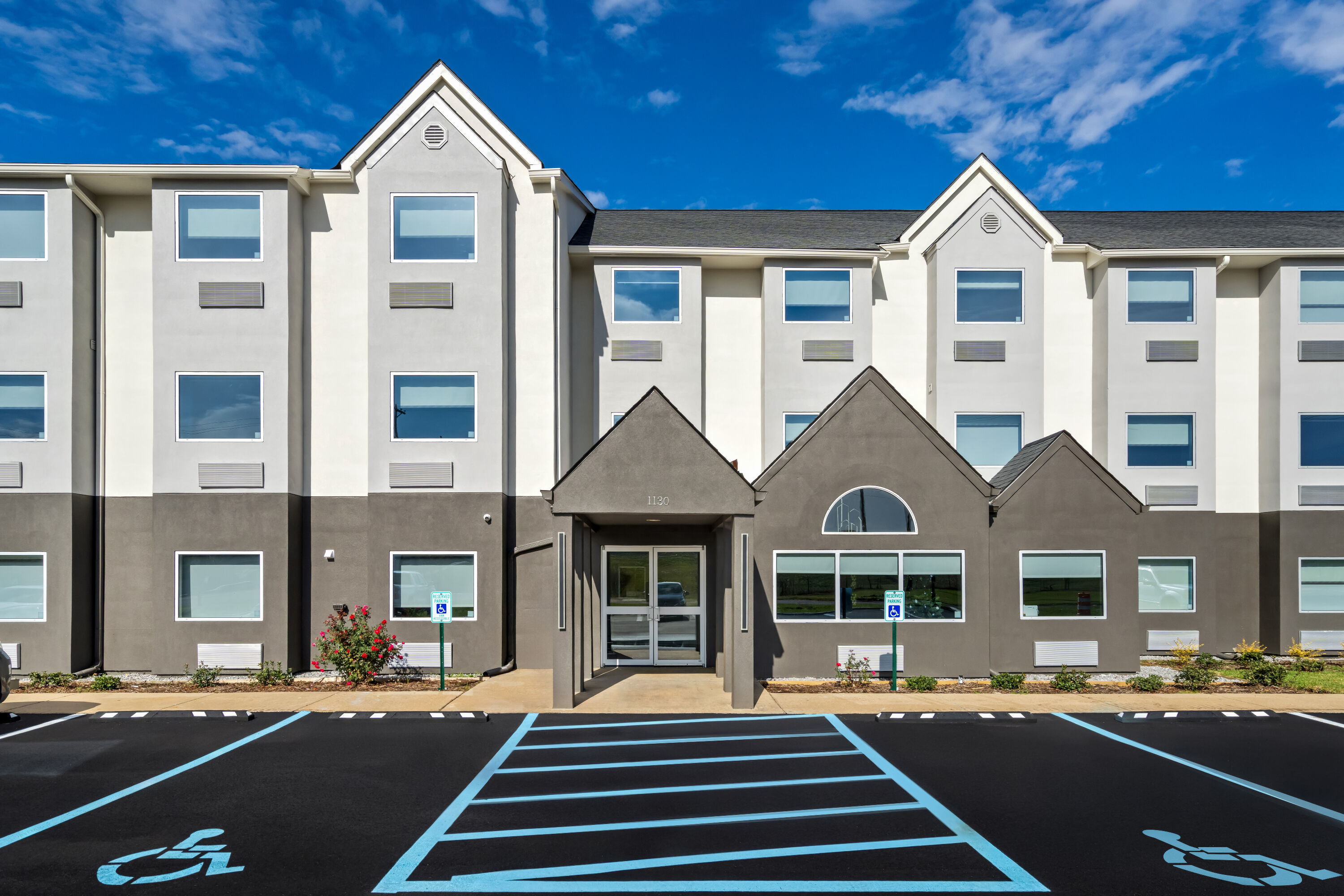 Exterior Day Image of Days Inn & Suites by Wyndham Brandon Amphitheater hotel in Brandon, Mississippi