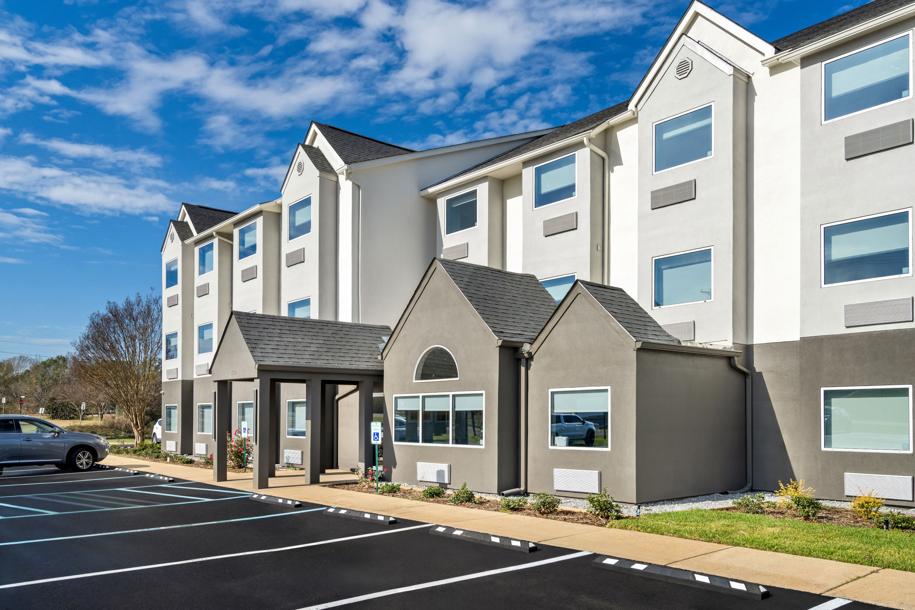 Exterior Day Image of Days Inn & Suites by Wyndham Brandon Amphitheater hotel in Brandon, Mississippi