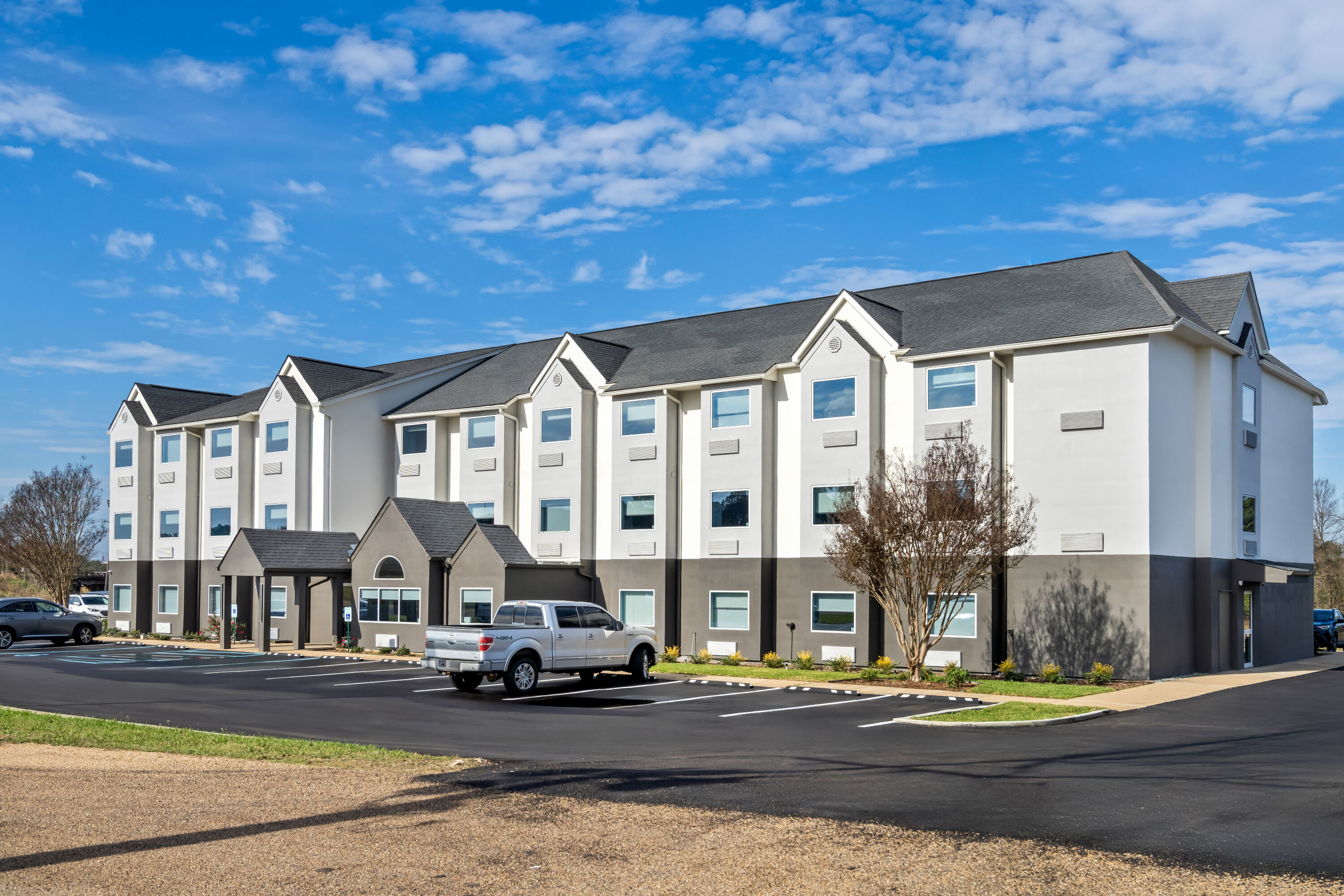 Exterior Day Image of Days Inn & Suites by Wyndham Brandon Amphitheater hotel in Brandon, Mississippi