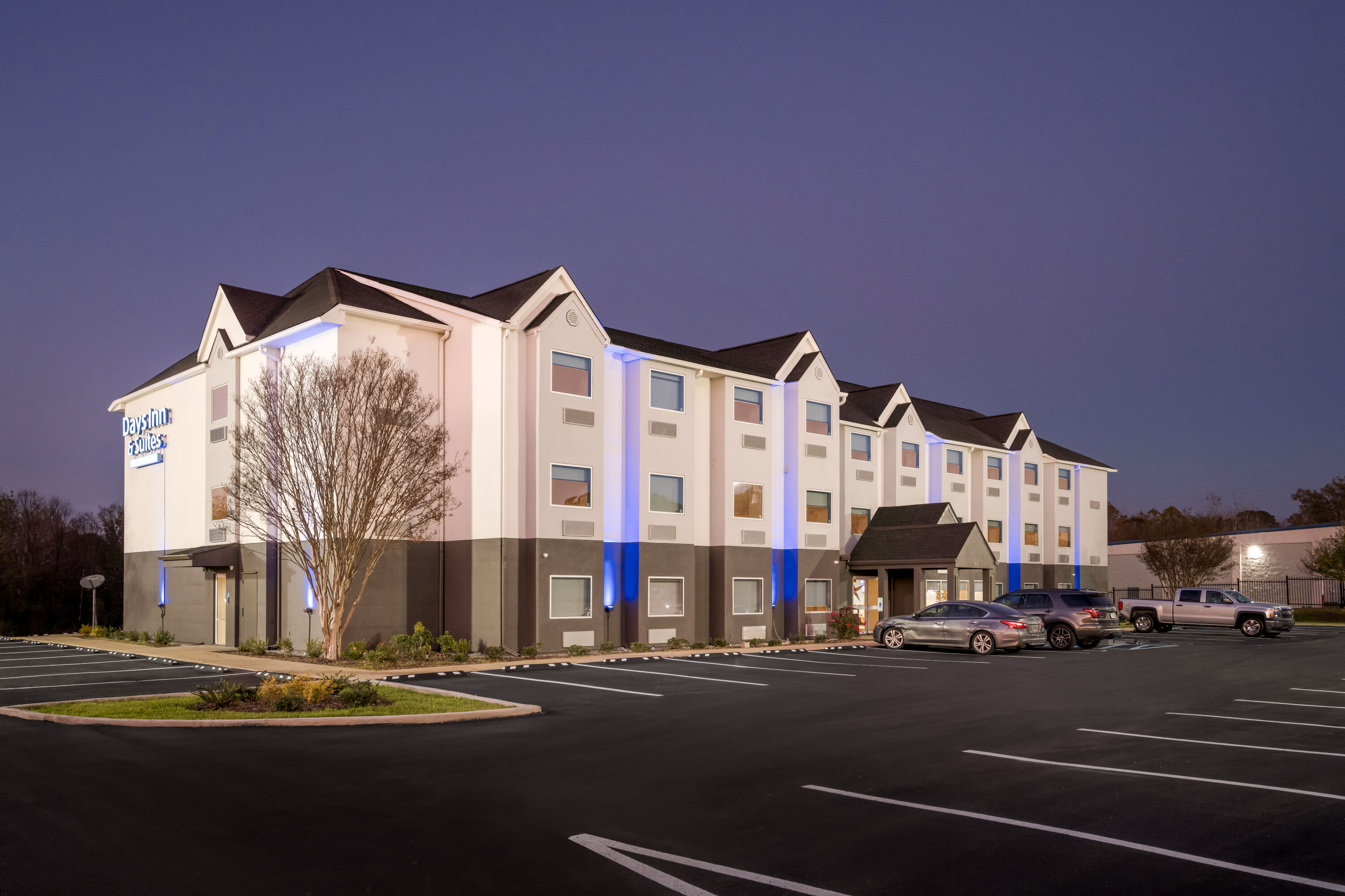 Exterior Night Image of Days Inn & Suites by Wyndham Brandon Amphitheater hotel in Brandon, Mississippi