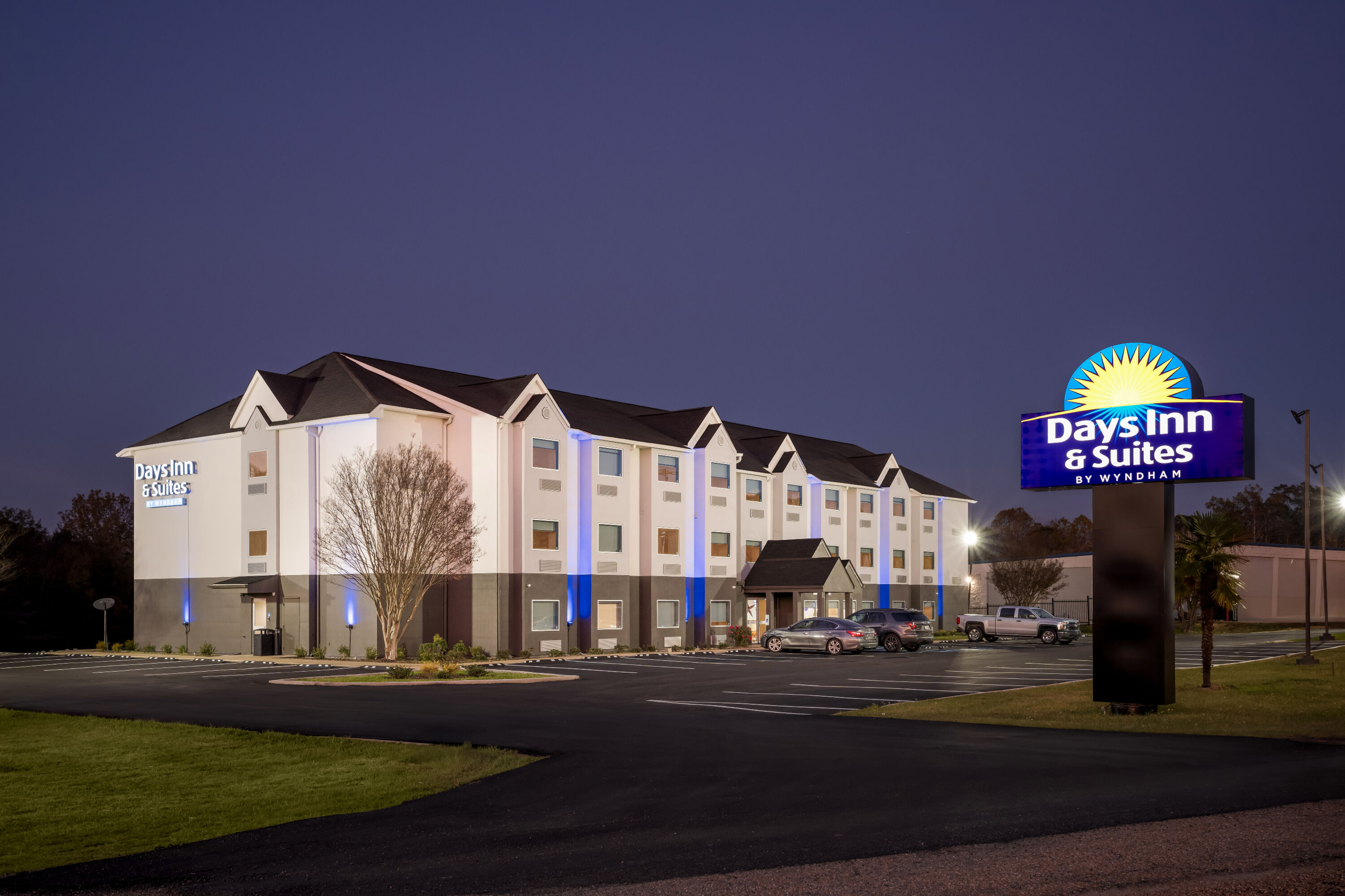 Exterior Night Image of Days Inn & Suites by Wyndham Brandon Amphitheater hotel in Brandon, Mississippi