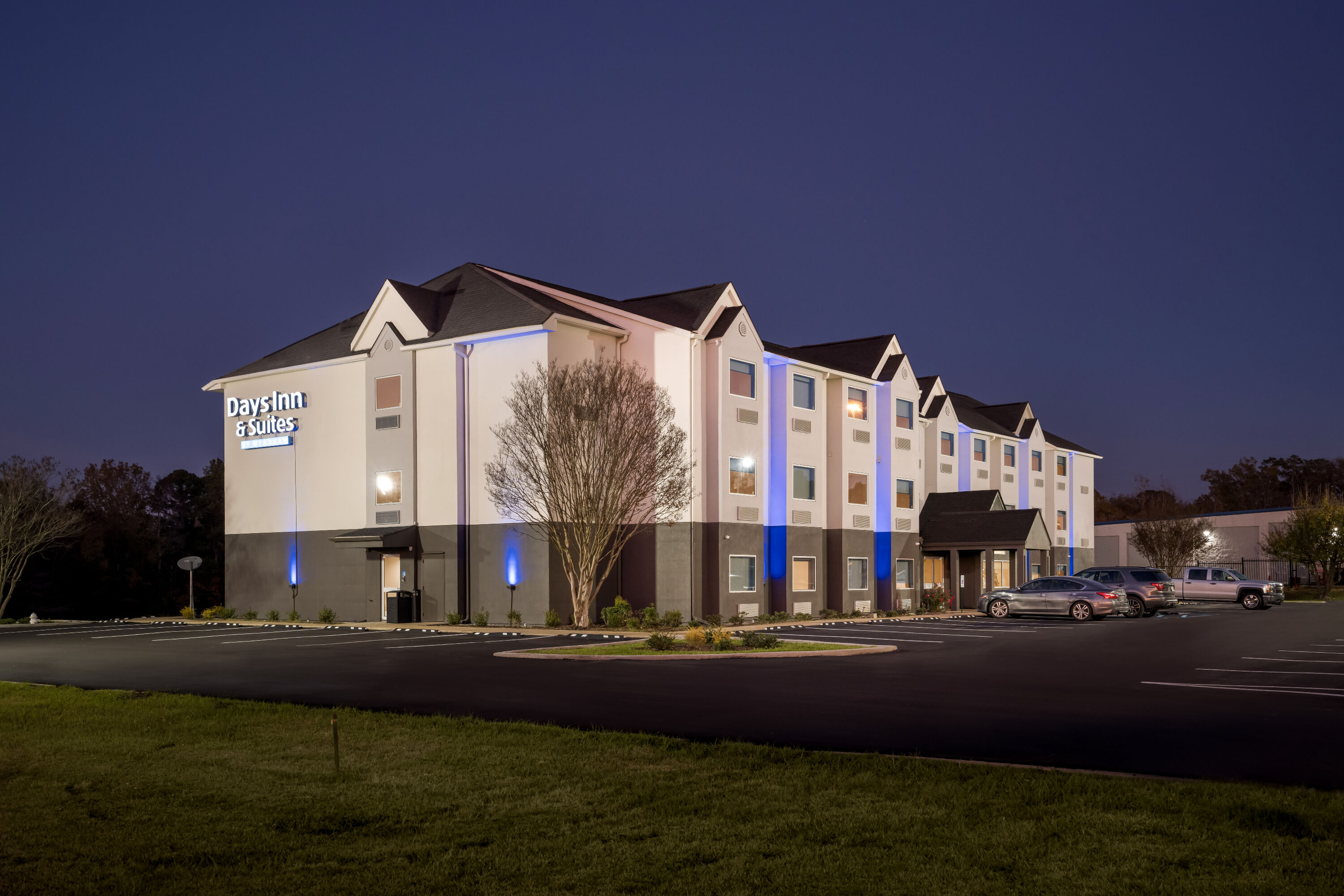 Exterior Night Image of Days Inn & Suites by Wyndham Brandon Amphitheater hotel in Brandon, Mississippi