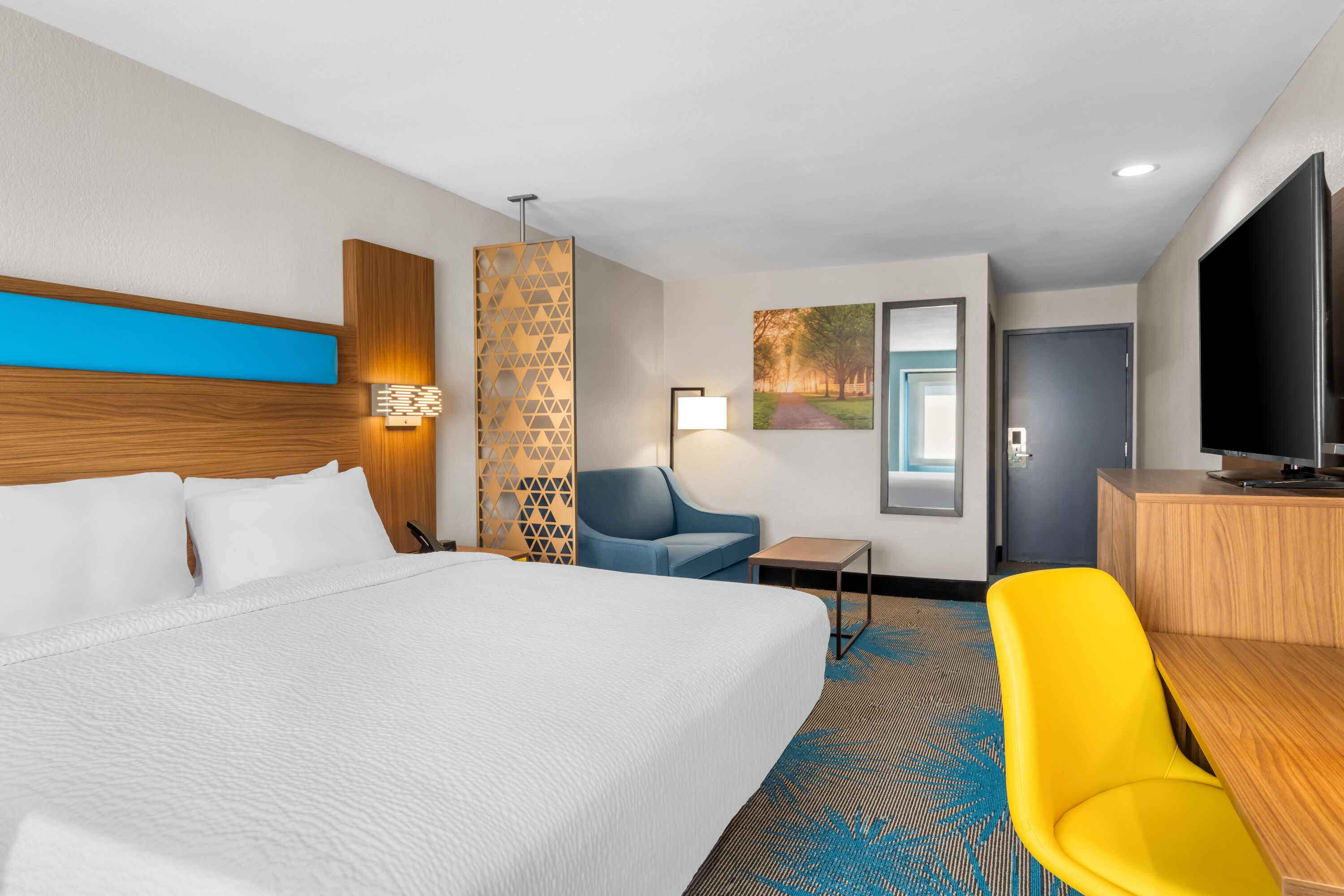 Days Inn & Suites by Wyndham Brandon Amphitheater suite in Brandon, Mississippi