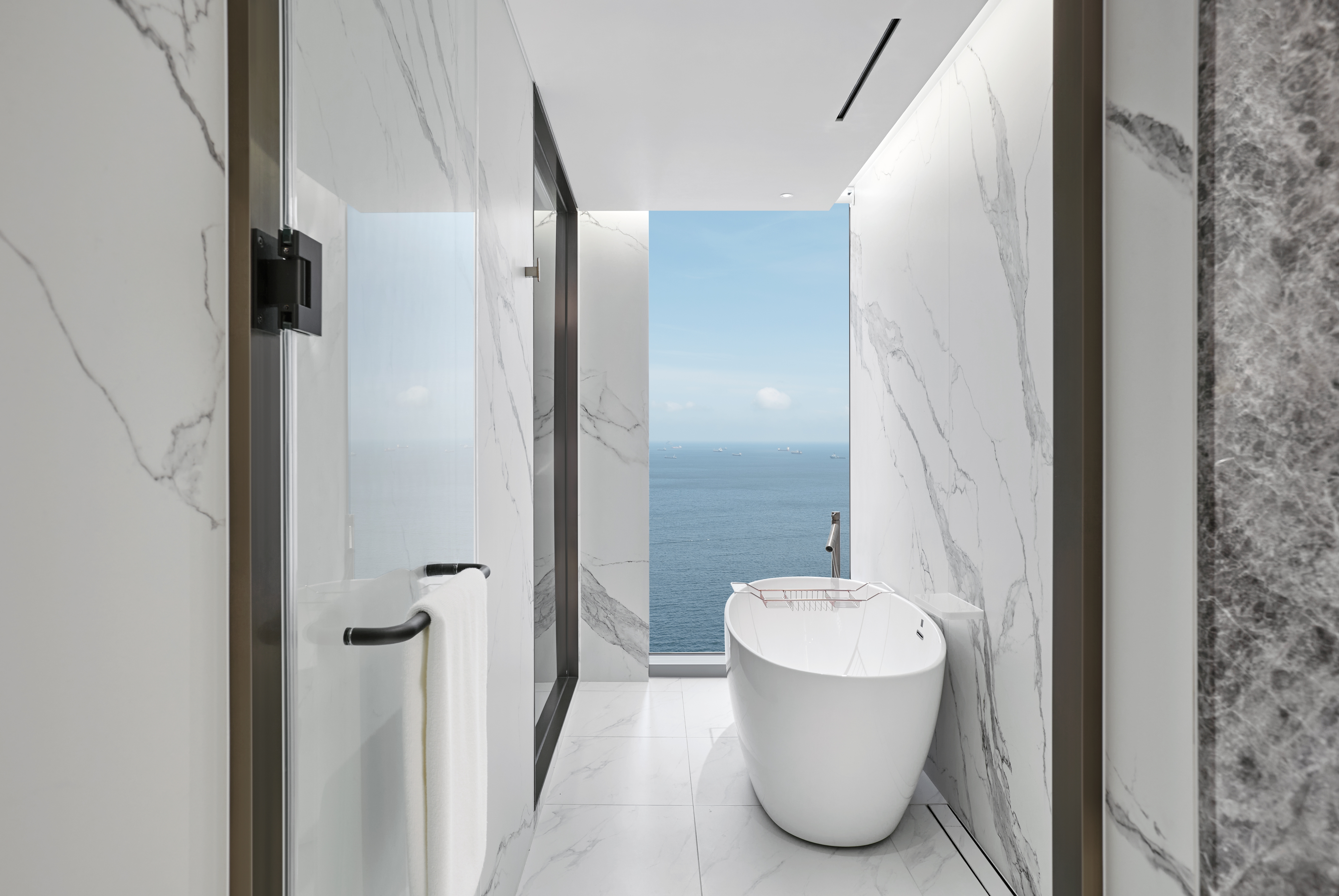Guest room bath at the Wyndham Grand Busan Ijin in Busan, Other than US/Canada