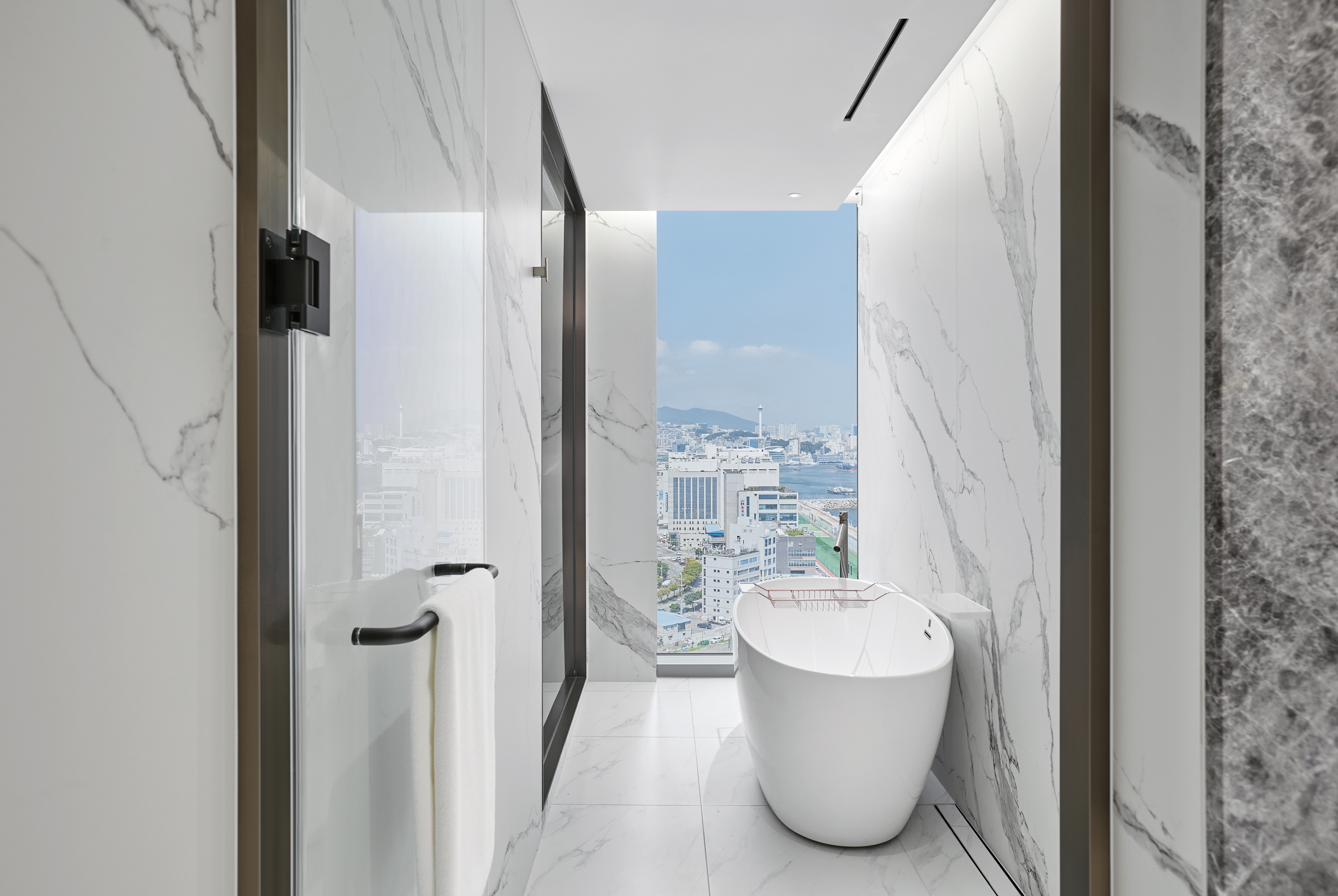 Guest room bath at the Wyndham Grand Busan Ijin in Busan, Other than US/Canada